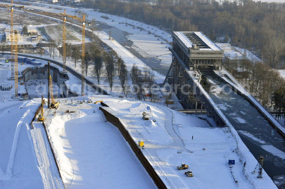 Aerial image Niederfinow - Blick auf die winterlich verschneite Baustelle des Neubaus des Schiffshebewerkes Niederfinow Nord durch die DSD Brückenbau GmbH, die Johann Bunte Bauunternehmung GmbH & Co. KG , Bilfinger Berger Ingenieurbau GmbH und die Siemag GmbH. Look at the new building of the boat lift Niederfinow North Bridge. The new building needed because the old boat lift of 1934 has now reached the end of its life. To maintain the function of the Havel-Oder waterway, it must therefore be replaced by a new building on schedule.