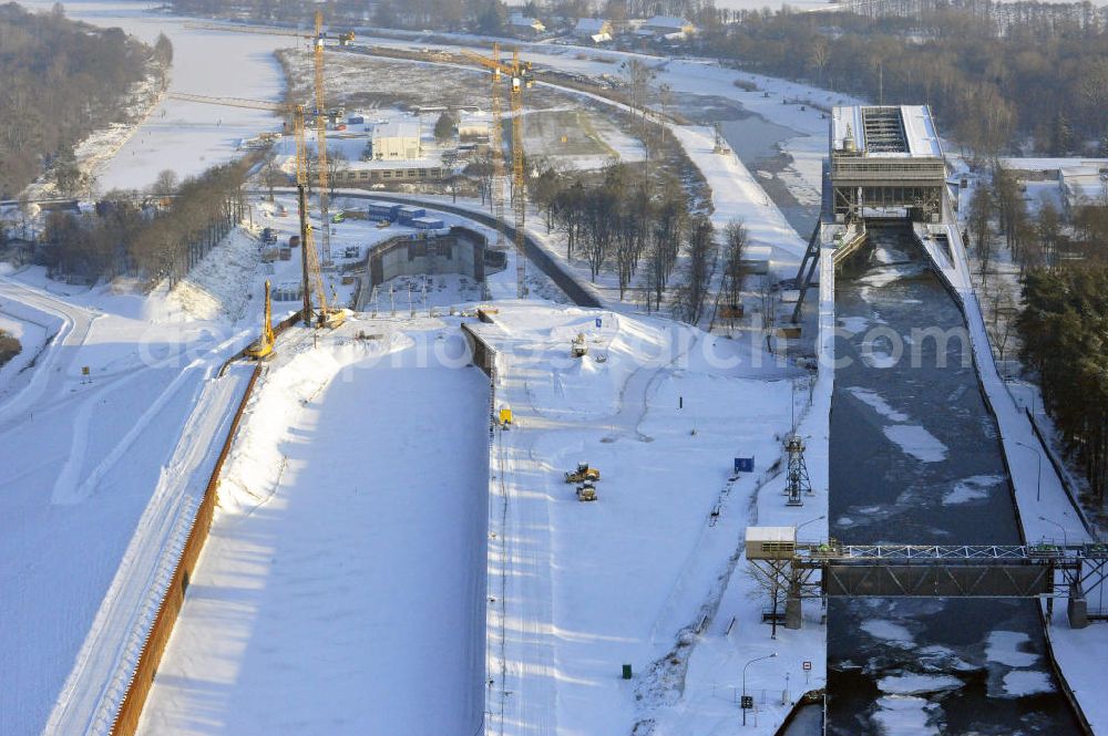 Niederfinow from above - Blick auf die winterlich verschneite Baustelle des Neubaus des Schiffshebewerkes Niederfinow Nord durch die DSD Brückenbau GmbH, die Johann Bunte Bauunternehmung GmbH & Co. KG , Bilfinger Berger Ingenieurbau GmbH und die Siemag GmbH. Look at the new building of the boat lift Niederfinow North Bridge. The new building needed because the old boat lift of 1934 has now reached the end of its life. To maintain the function of the Havel-Oder waterway, it must therefore be replaced by a new building on schedule.