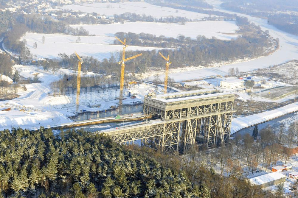 Niederfinow from the bird's eye view: Blick auf die winterlich verschneite Baustelle des Neubaus des Schiffshebewerkes Niederfinow Nord durch die DSD Brückenbau GmbH, die Johann Bunte Bauunternehmung GmbH & Co. KG , Bilfinger Berger Ingenieurbau GmbH und die Siemag GmbH. Look at the new building of the boat lift Niederfinow North Bridge. The new building needed because the old boat lift of 1934 has now reached the end of its life. To maintain the function of the Havel-Oder waterway, it must therefore be replaced by a new building on schedule.