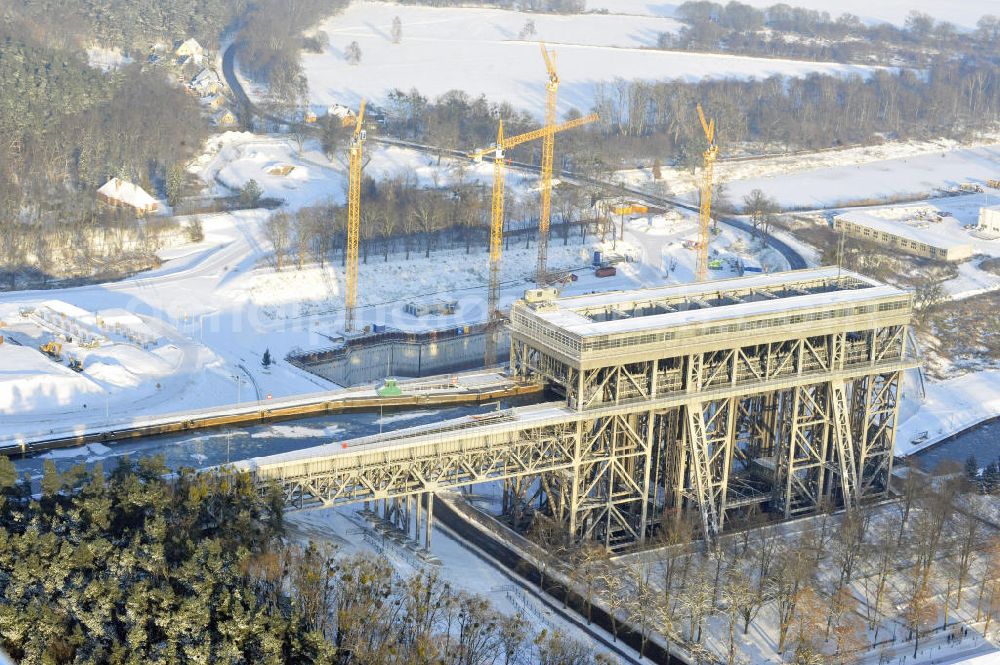 Aerial image Niederfinow - Blick auf die winterlich verschneite Baustelle des Neubaus des Schiffshebewerkes Niederfinow Nord durch die DSD Brückenbau GmbH, die Johann Bunte Bauunternehmung GmbH & Co. KG , Bilfinger Berger Ingenieurbau GmbH und die Siemag GmbH. Look at the new building of the boat lift Niederfinow North Bridge. The new building needed because the old boat lift of 1934 has now reached the end of its life. To maintain the function of the Havel-Oder waterway, it must therefore be replaced by a new building on schedule.