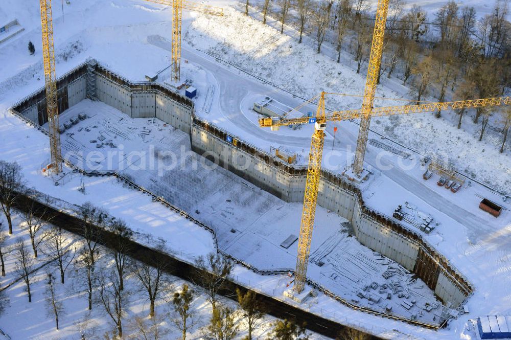 Niederfinow from above - Blick auf die winterlich verschneite Baustelle des Neubaus des Schiffshebewerkes Niederfinow Nord durch die DSD Brückenbau GmbH, die Johann Bunte Bauunternehmung GmbH & Co. KG , Bilfinger Berger Ingenieurbau GmbH und die Siemag GmbH. Look at the new building of the boat lift Niederfinow North Bridge. The new building needed because the old boat lift of 1934 has now reached the end of its life. To maintain the function of the Havel-Oder waterway, it must therefore be replaced by a new building on schedule.