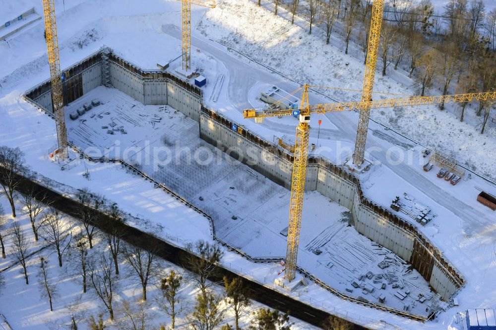 Niederfinow from the bird's eye view: Blick auf die winterlich verschneite Baustelle des Neubaus des Schiffshebewerkes Niederfinow Nord durch die DSD Brückenbau GmbH, die Johann Bunte Bauunternehmung GmbH & Co. KG , Bilfinger Berger Ingenieurbau GmbH und die Siemag GmbH. Look at the new building of the boat lift Niederfinow North Bridge. The new building needed because the old boat lift of 1934 has now reached the end of its life. To maintain the function of the Havel-Oder waterway, it must therefore be replaced by a new building on schedule.