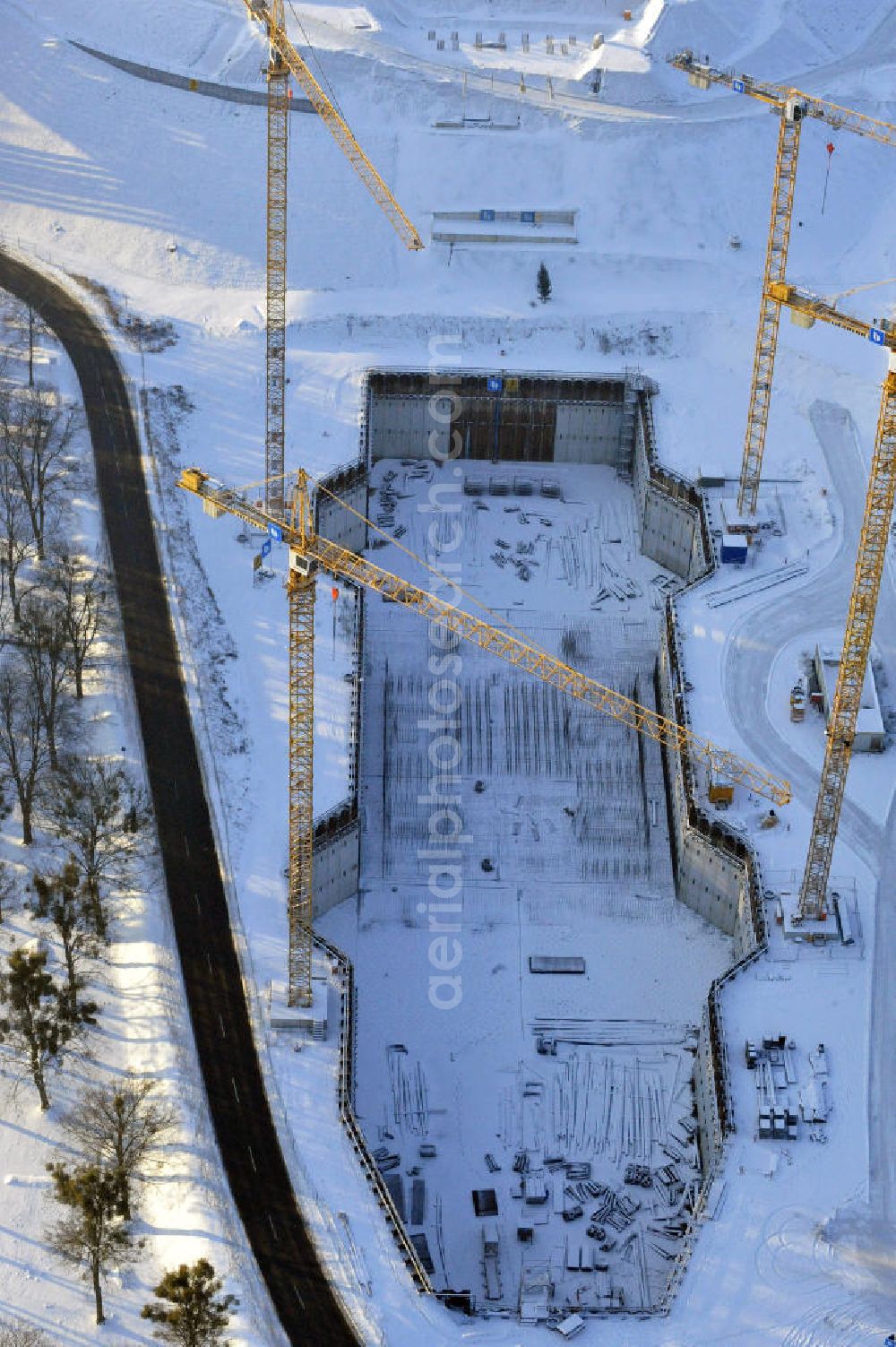 Aerial image Niederfinow - Blick auf die winterlich verschneite Baustelle des Neubaus des Schiffshebewerkes Niederfinow Nord durch die DSD Brückenbau GmbH, die Johann Bunte Bauunternehmung GmbH & Co. KG , Bilfinger Berger Ingenieurbau GmbH und die Siemag GmbH. Look at the new building of the boat lift Niederfinow North Bridge. The new building needed because the old boat lift of 1934 has now reached the end of its life. To maintain the function of the Havel-Oder waterway, it must therefore be replaced by a new building on schedule.