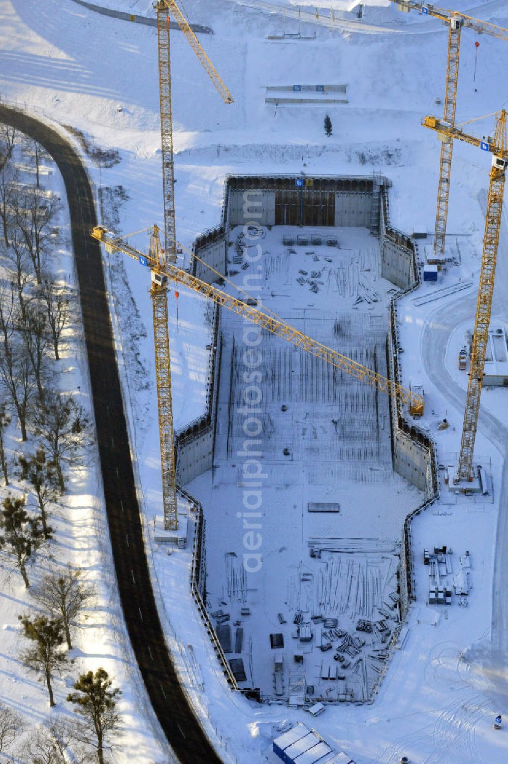 Aerial photograph Niederfinow - Blick auf die winterlich verschneite Baustelle des Neubaus des Schiffshebewerkes Niederfinow Nord durch die DSD Brückenbau GmbH, die Johann Bunte Bauunternehmung GmbH & Co. KG , Bilfinger Berger Ingenieurbau GmbH und die Siemag GmbH. Look at the new building of the boat lift Niederfinow North Bridge. The new building needed because the old boat lift of 1934 has now reached the end of its life. To maintain the function of the Havel-Oder waterway, it must therefore be replaced by a new building on schedule.