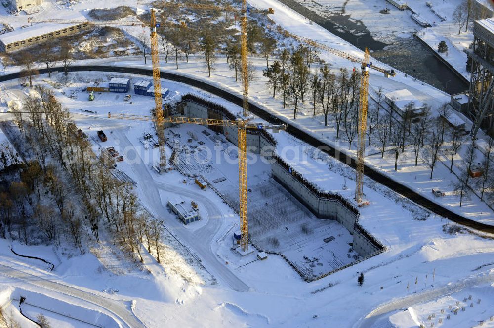 Niederfinow from the bird's eye view: Blick auf die winterlich verschneite Baustelle des Neubaus des Schiffshebewerkes Niederfinow Nord durch die DSD Brückenbau GmbH, die Johann Bunte Bauunternehmung GmbH & Co. KG , Bilfinger Berger Ingenieurbau GmbH und die Siemag GmbH. Look at the new building of the boat lift Niederfinow North Bridge. The new building needed because the old boat lift of 1934 has now reached the end of its life. To maintain the function of the Havel-Oder waterway, it must therefore be replaced by a new building on schedule.