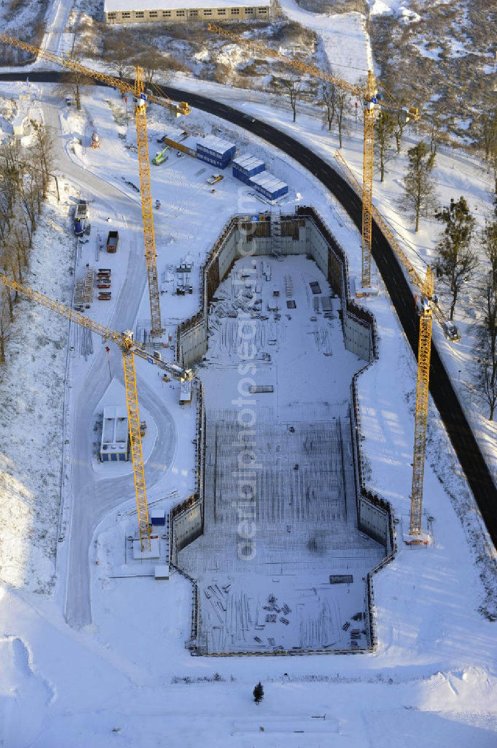 Niederfinow from above - Blick auf die winterlich verschneite Baustelle des Neubaus des Schiffshebewerkes Niederfinow Nord durch die DSD Brückenbau GmbH, die Johann Bunte Bauunternehmung GmbH & Co. KG , Bilfinger Berger Ingenieurbau GmbH und die Siemag GmbH. Look at the new building of the boat lift Niederfinow North Bridge. The new building needed because the old boat lift of 1934 has now reached the end of its life. To maintain the function of the Havel-Oder waterway, it must therefore be replaced by a new building on schedule.