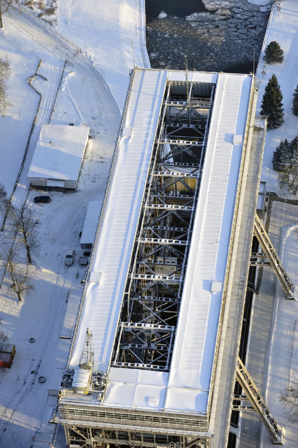 Aerial image Niederfinow - Blick auf die winterlich verschneite Baustelle des Neubaus des Schiffshebewerkes Niederfinow Nord durch die DSD Brückenbau GmbH, die Johann Bunte Bauunternehmung GmbH & Co. KG , Bilfinger Berger Ingenieurbau GmbH und die Siemag GmbH. Look at the new building of the boat lift Niederfinow North Bridge. The new building needed because the old boat lift of 1934 has now reached the end of its life. To maintain the function of the Havel-Oder waterway, it must therefore be replaced by a new building on schedule.