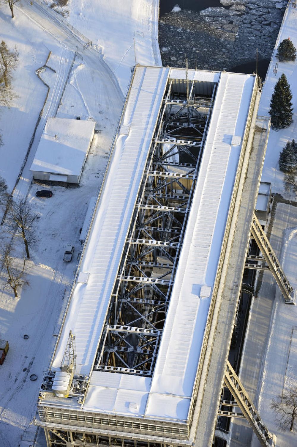 Aerial photograph Niederfinow - Blick auf die winterlich verschneite Baustelle des Neubaus des Schiffshebewerkes Niederfinow Nord durch die DSD Brückenbau GmbH, die Johann Bunte Bauunternehmung GmbH & Co. KG , Bilfinger Berger Ingenieurbau GmbH und die Siemag GmbH. Look at the new building of the boat lift Niederfinow North Bridge. The new building needed because the old boat lift of 1934 has now reached the end of its life. To maintain the function of the Havel-Oder waterway, it must therefore be replaced by a new building on schedule.