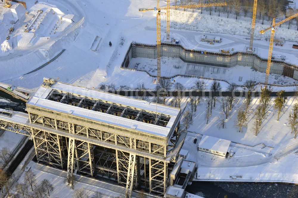 Niederfinow from the bird's eye view: Blick auf die winterlich verschneite Baustelle des Neubaus des Schiffshebewerkes Niederfinow Nord durch die DSD Brückenbau GmbH, die Johann Bunte Bauunternehmung GmbH & Co. KG , Bilfinger Berger Ingenieurbau GmbH und die Siemag GmbH. Look at the new building of the boat lift Niederfinow North Bridge. The new building needed because the old boat lift of 1934 has now reached the end of its life. To maintain the function of the Havel-Oder waterway, it must therefore be replaced by a new building on schedule.