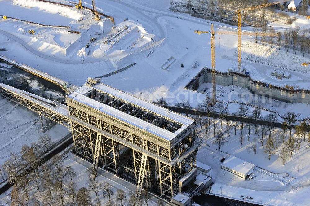 Aerial image Niederfinow - Blick auf die winterlich verschneite Baustelle des Neubaus des Schiffshebewerkes Niederfinow Nord durch die DSD Brückenbau GmbH, die Johann Bunte Bauunternehmung GmbH & Co. KG , Bilfinger Berger Ingenieurbau GmbH und die Siemag GmbH. Look at the new building of the boat lift Niederfinow North Bridge. The new building needed because the old boat lift of 1934 has now reached the end of its life. To maintain the function of the Havel-Oder waterway, it must therefore be replaced by a new building on schedule.