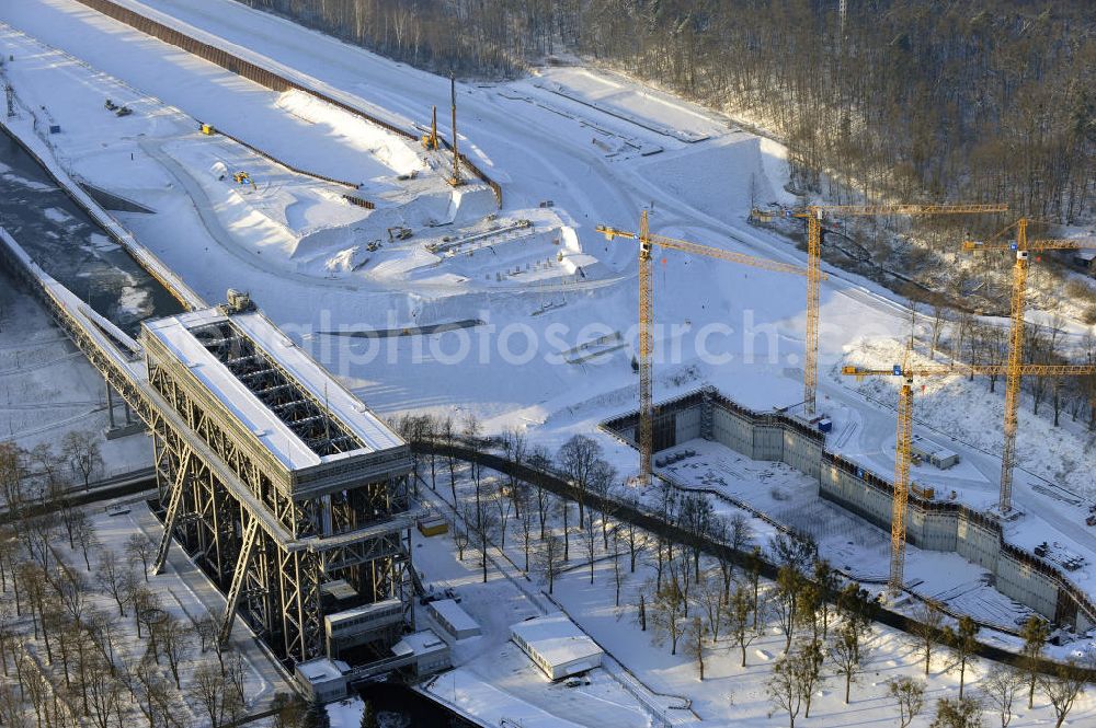 Aerial photograph Niederfinow - Blick auf die winterlich verschneite Baustelle des Neubaus des Schiffshebewerkes Niederfinow Nord durch die DSD Brückenbau GmbH, die Johann Bunte Bauunternehmung GmbH & Co. KG , Bilfinger Berger Ingenieurbau GmbH und die Siemag GmbH. Look at the new building of the boat lift Niederfinow North Bridge. The new building needed because the old boat lift of 1934 has now reached the end of its life. To maintain the function of the Havel-Oder waterway, it must therefore be replaced by a new building on schedule.