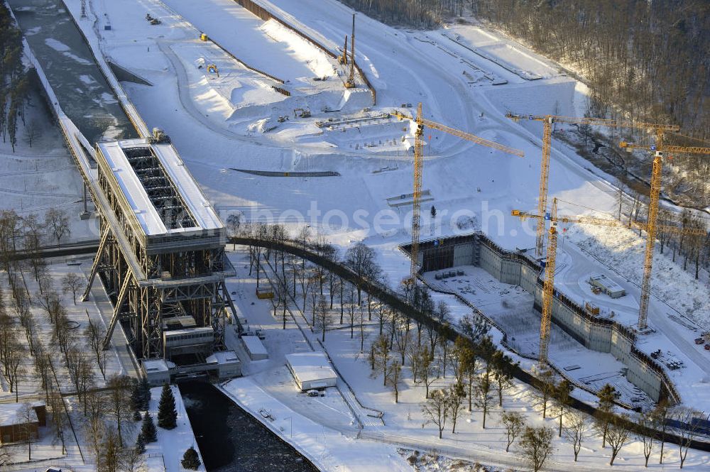 Niederfinow from above - Blick auf die winterlich verschneite Baustelle des Neubaus des Schiffshebewerkes Niederfinow Nord durch die DSD Brückenbau GmbH, die Johann Bunte Bauunternehmung GmbH & Co. KG , Bilfinger Berger Ingenieurbau GmbH und die Siemag GmbH. Look at the new building of the boat lift Niederfinow North Bridge. The new building needed because the old boat lift of 1934 has now reached the end of its life. To maintain the function of the Havel-Oder waterway, it must therefore be replaced by a new building on schedule.