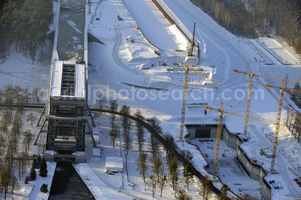 Niederfinow from the bird's eye view: Blick auf die winterlich verschneite Baustelle des Neubaus des Schiffshebewerkes Niederfinow Nord durch die DSD Brückenbau GmbH, die Johann Bunte Bauunternehmung GmbH & Co. KG , Bilfinger Berger Ingenieurbau GmbH und die Siemag GmbH. Look at the new building of the boat lift Niederfinow North Bridge. The new building needed because the old boat lift of 1934 has now reached the end of its life. To maintain the function of the Havel-Oder waterway, it must therefore be replaced by a new building on schedule.