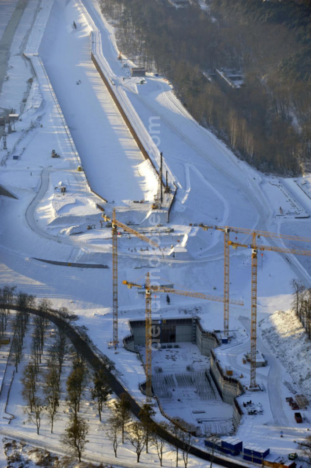 Aerial image Niederfinow - Blick auf die winterlich verschneite Baustelle des Neubaus des Schiffshebewerkes Niederfinow Nord durch die DSD Brückenbau GmbH, die Johann Bunte Bauunternehmung GmbH & Co. KG , Bilfinger Berger Ingenieurbau GmbH und die Siemag GmbH. Look at the new building of the boat lift Niederfinow North Bridge. The new building needed because the old boat lift of 1934 has now reached the end of its life. To maintain the function of the Havel-Oder waterway, it must therefore be replaced by a new building on schedule.