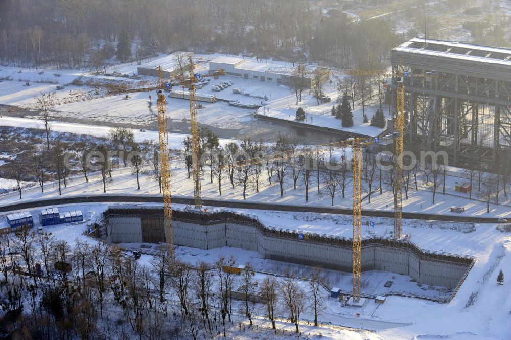 Aerial photograph Niederfinow - Blick auf die winterlich verschneite Baustelle des Neubaus des Schiffshebewerkes Niederfinow Nord durch die DSD Brückenbau GmbH, die Johann Bunte Bauunternehmung GmbH & Co. KG , Bilfinger Berger Ingenieurbau GmbH und die Siemag GmbH. Look at the new building of the boat lift Niederfinow North Bridge. The new building needed because the old boat lift of 1934 has now reached the end of its life. To maintain the function of the Havel-Oder waterway, it must therefore be replaced by a new building on schedule.