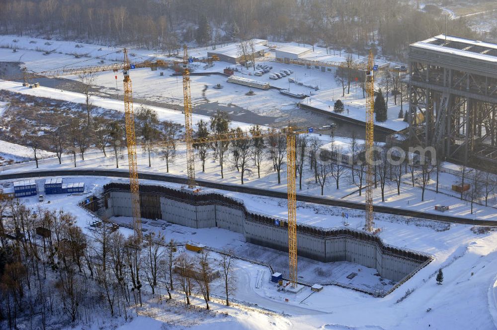 Niederfinow from above - Blick auf die winterlich verschneite Baustelle des Neubaus des Schiffshebewerkes Niederfinow Nord durch die DSD Brückenbau GmbH, die Johann Bunte Bauunternehmung GmbH & Co. KG , Bilfinger Berger Ingenieurbau GmbH und die Siemag GmbH. Look at the new building of the boat lift Niederfinow North Bridge. The new building needed because the old boat lift of 1934 has now reached the end of its life. To maintain the function of the Havel-Oder waterway, it must therefore be replaced by a new building on schedule.