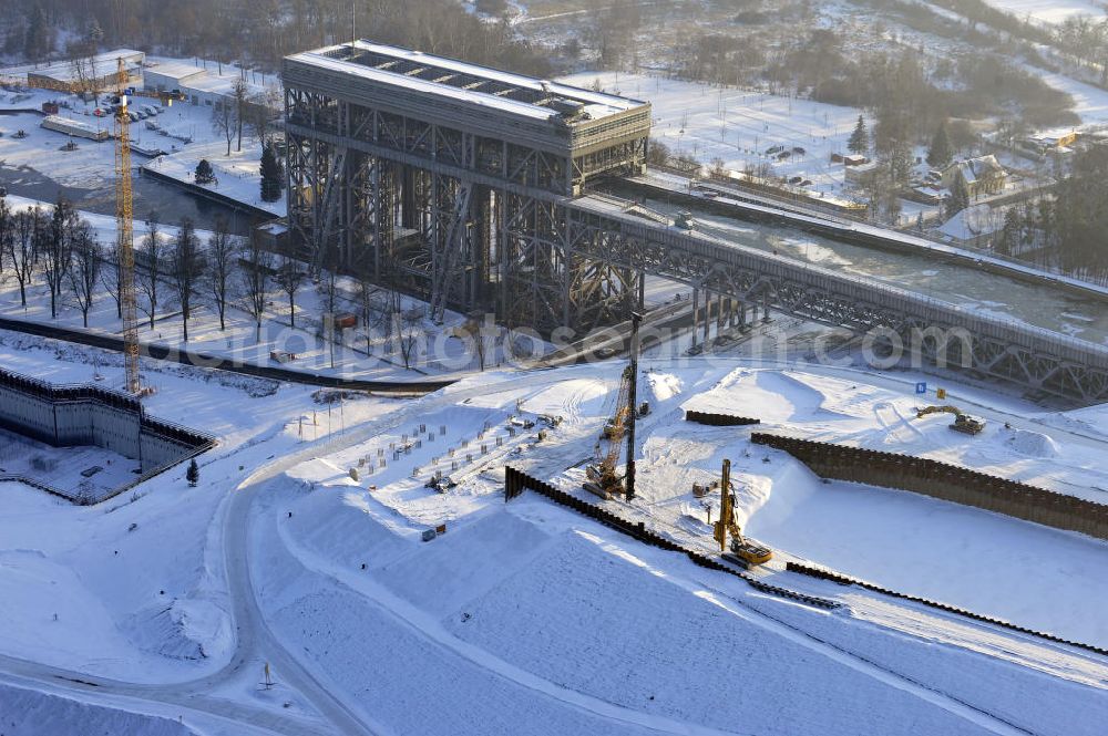 Niederfinow from the bird's eye view: Blick auf die winterlich verschneite Baustelle des Neubaus des Schiffshebewerkes Niederfinow Nord durch die DSD Brückenbau GmbH, die Johann Bunte Bauunternehmung GmbH & Co. KG , Bilfinger Berger Ingenieurbau GmbH und die Siemag GmbH. Look at the new building of the boat lift Niederfinow North Bridge. The new building needed because the old boat lift of 1934 has now reached the end of its life. To maintain the function of the Havel-Oder waterway, it must therefore be replaced by a new building on schedule.