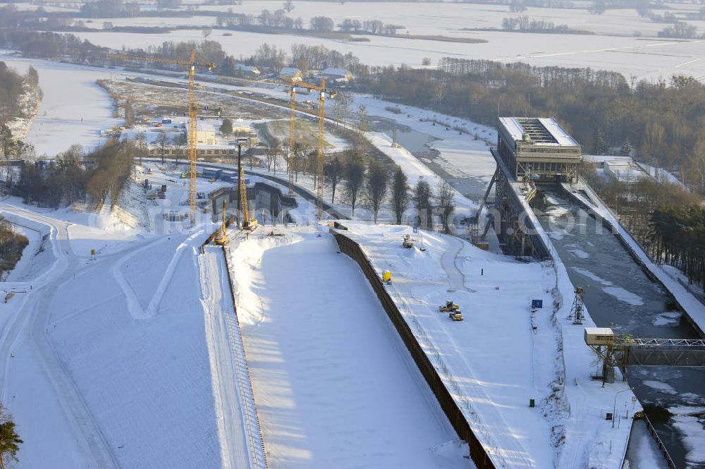 Niederfinow from above - Blick auf die winterlich verschneite Baustelle des Neubaus des Schiffshebewerkes Niederfinow Nord durch die DSD Brückenbau GmbH, die Johann Bunte Bauunternehmung GmbH & Co. KG , Bilfinger Berger Ingenieurbau GmbH und die Siemag GmbH. Look at the new building of the boat lift Niederfinow North Bridge. The new building needed because the old boat lift of 1934 has now reached the end of its life. To maintain the function of the Havel-Oder waterway, it must therefore be replaced by a new building on schedule.