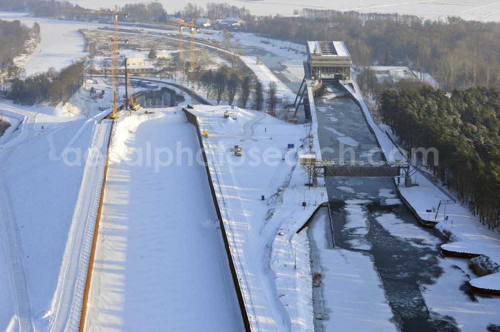 Niederfinow from the bird's eye view: Blick auf die winterlich verschneite Baustelle des Neubaus des Schiffshebewerkes Niederfinow Nord durch die DSD Brückenbau GmbH, die Johann Bunte Bauunternehmung GmbH & Co. KG , Bilfinger Berger Ingenieurbau GmbH und die Siemag GmbH. Look at the new building of the boat lift Niederfinow North Bridge. The new building needed because the old boat lift of 1934 has now reached the end of its life. To maintain the function of the Havel-Oder waterway, it must therefore be replaced by a new building on schedule.