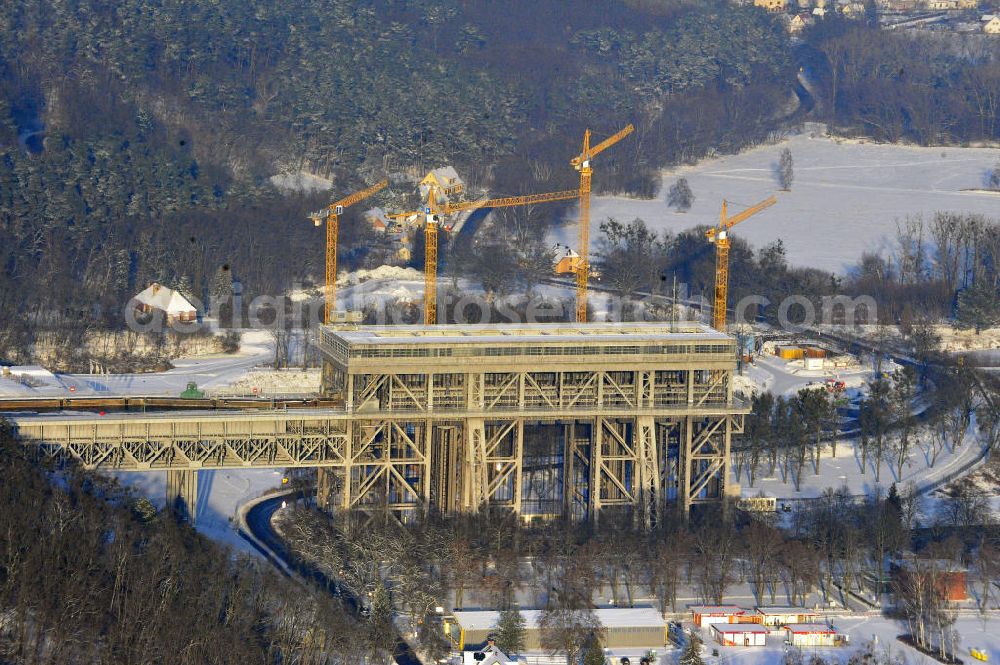 Niederfinow from above - Blick auf die winterlich verschneite Baustelle des Neubaus des Schiffshebewerkes Niederfinow Nord durch die DSD Brückenbau GmbH, die Johann Bunte Bauunternehmung GmbH & Co. KG , Bilfinger Berger Ingenieurbau GmbH und die Siemag GmbH. Look at the new building of the boat lift Niederfinow North Bridge. The new building needed because the old boat lift of 1934 has now reached the end of its life. To maintain the function of the Havel-Oder waterway, it must therefore be replaced by a new building on schedule.