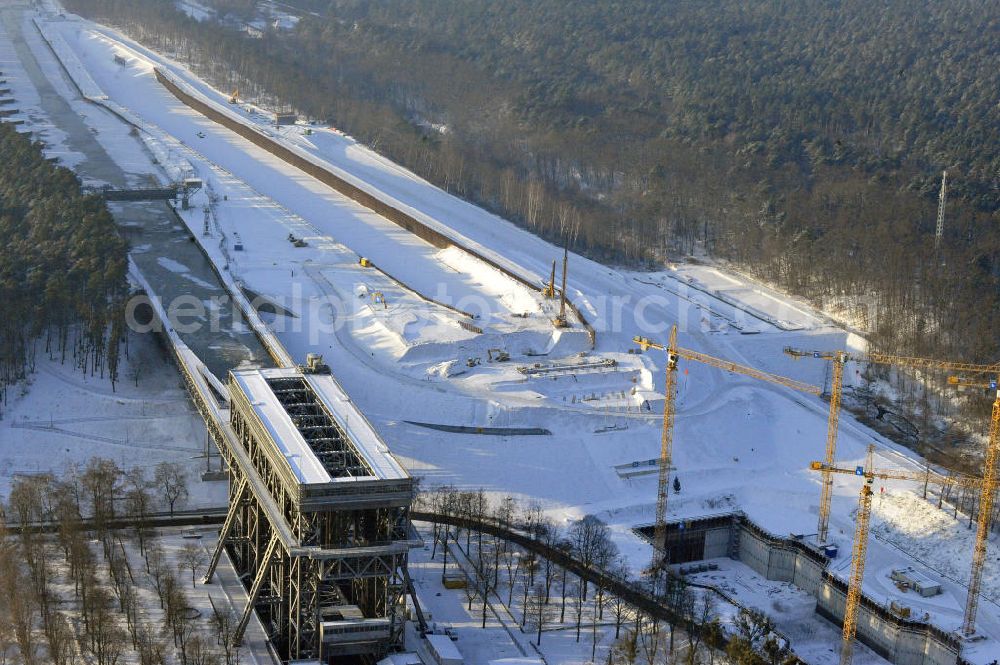 Niederfinow from above - Blick auf die winterlich verschneite Baustelle des Neubaus des Schiffshebewerkes Niederfinow Nord durch die DSD Brückenbau GmbH, die Johann Bunte Bauunternehmung GmbH & Co. KG , Bilfinger Berger Ingenieurbau GmbH und die Siemag GmbH. Look at the new building of the boat lift Niederfinow North Bridge. The new building needed because the old boat lift of 1934 has now reached the end of its life. To maintain the function of the Havel-Oder waterway, it must therefore be replaced by a new building on schedule.