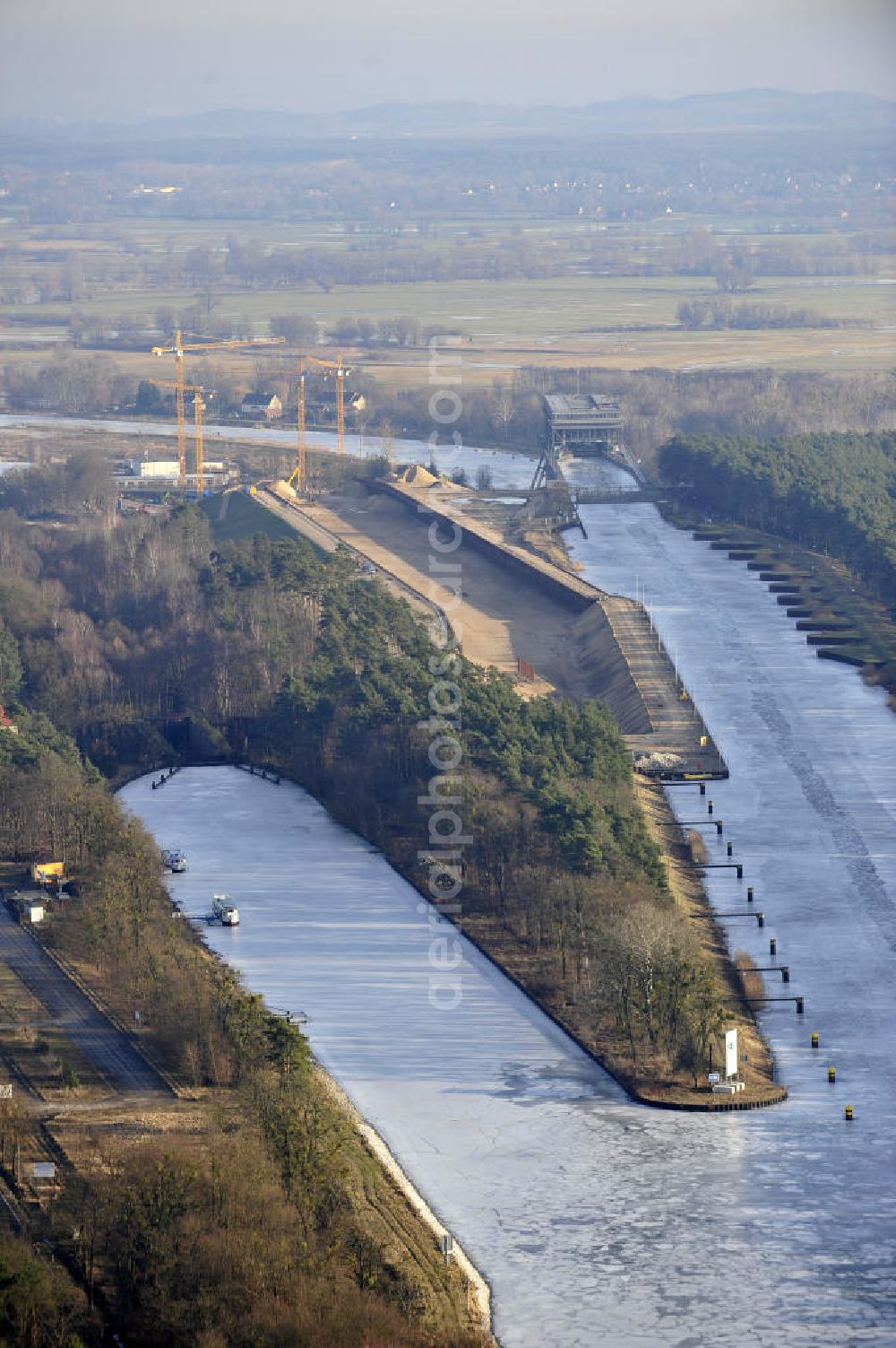 Aerial photograph Niederfinow - Blick auf die Baustelle des Neubaus des Schiffshebewerkes Niederfinow Nord durch die DSD Brückenbau GmbH, die Johann Bunte Bauunternehmung GmbH & Co. KG , Bilfinger Berger Ingenieurbau GmbH und die Siemag GmbH. Look at the new building of the boat lift Niederfinow North Bridge. The new building needed because the old boat lift of 1934 has now reached the end of its life. To maintain the function of the Havel-Oder waterway, it must therefore be replaced by a new building on schedule.