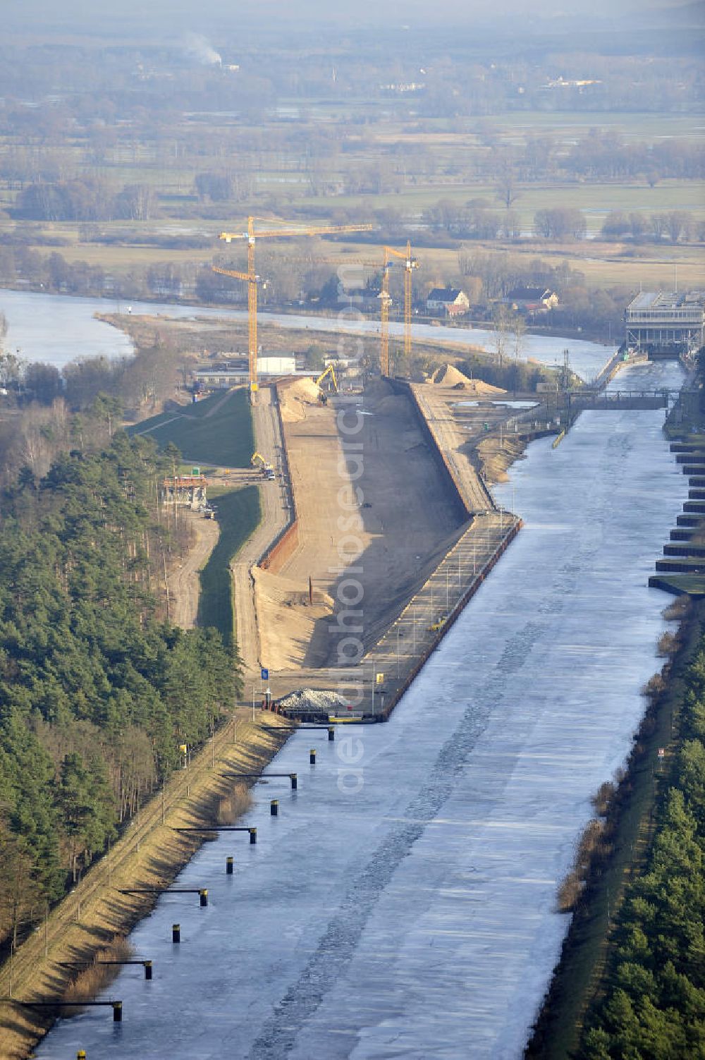 Niederfinow from the bird's eye view: Blick auf die Baustelle des Neubaus des Schiffshebewerkes Niederfinow Nord durch die DSD Brückenbau GmbH, die Johann Bunte Bauunternehmung GmbH & Co. KG , Bilfinger Berger Ingenieurbau GmbH und die Siemag GmbH. Look at the new building of the boat lift Niederfinow North Bridge. The new building needed because the old boat lift of 1934 has now reached the end of its life. To maintain the function of the Havel-Oder waterway, it must therefore be replaced by a new building on schedule.