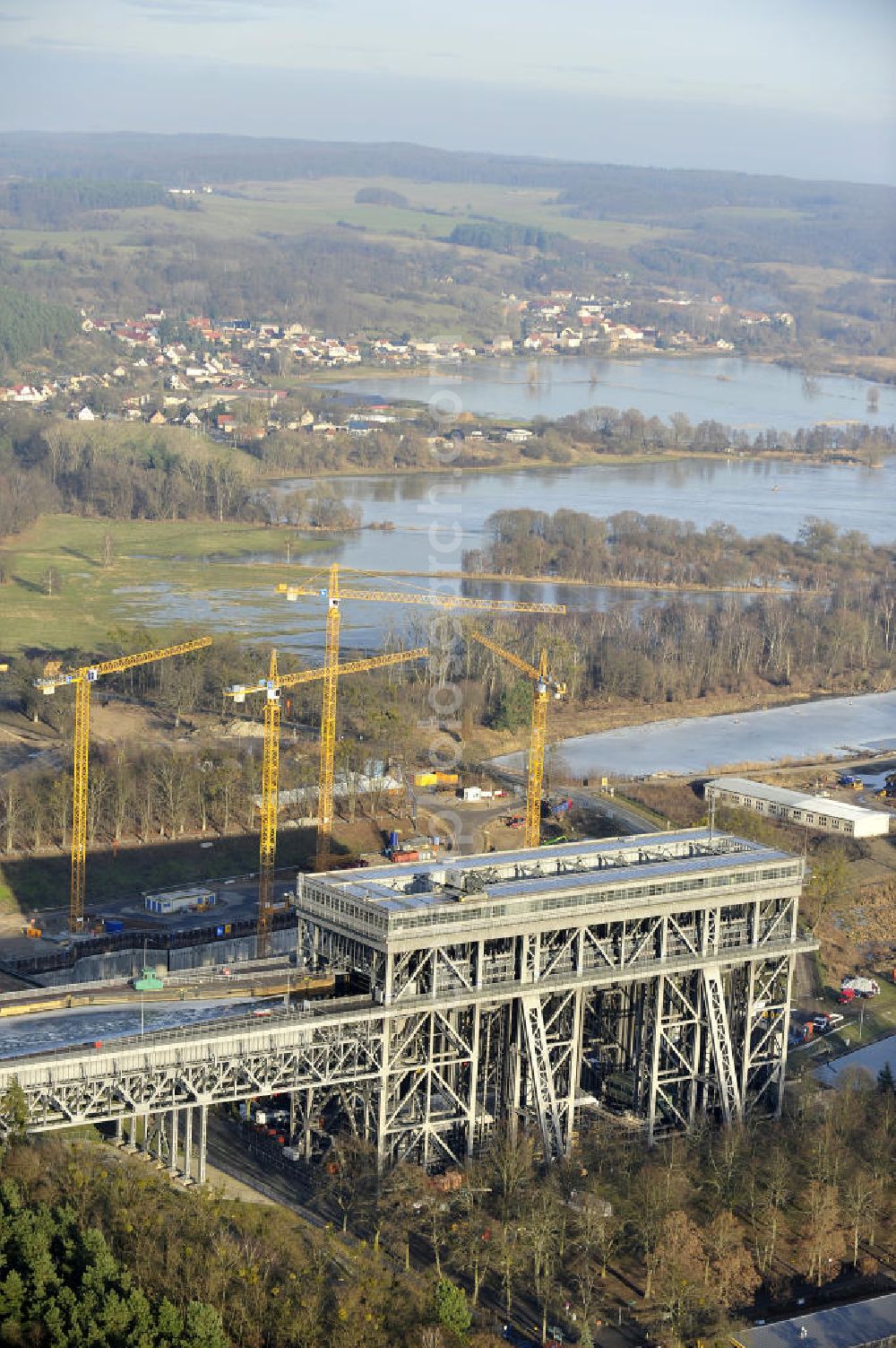 Aerial photograph Niederfinow - Blick auf die Baustelle des Neubaus des Schiffshebewerkes Niederfinow Nord durch die DSD Brückenbau GmbH, die Johann Bunte Bauunternehmung GmbH & Co. KG , Bilfinger Berger Ingenieurbau GmbH und die Siemag GmbH. Look at the new building of the boat lift Niederfinow North Bridge. The new building needed because the old boat lift of 1934 has now reached the end of its life. To maintain the function of the Havel-Oder waterway, it must therefore be replaced by a new building on schedule.