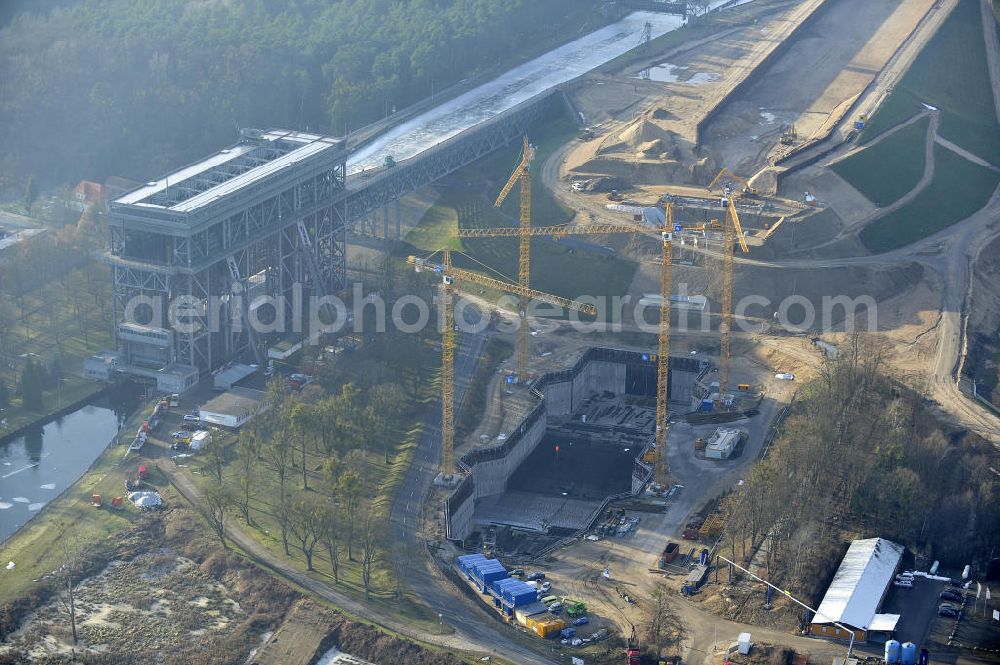 Aerial photograph Niederfinow - Blick auf die Baustelle des Neubaus des Schiffshebewerkes Niederfinow Nord durch die DSD Brückenbau GmbH, die Johann Bunte Bauunternehmung GmbH & Co. KG , Bilfinger Berger Ingenieurbau GmbH und die Siemag GmbH. Look at the new building of the boat lift Niederfinow North Bridge. The new building needed because the old boat lift of 1934 has now reached the end of its life. To maintain the function of the Havel-Oder waterway, it must therefore be replaced by a new building on schedule.