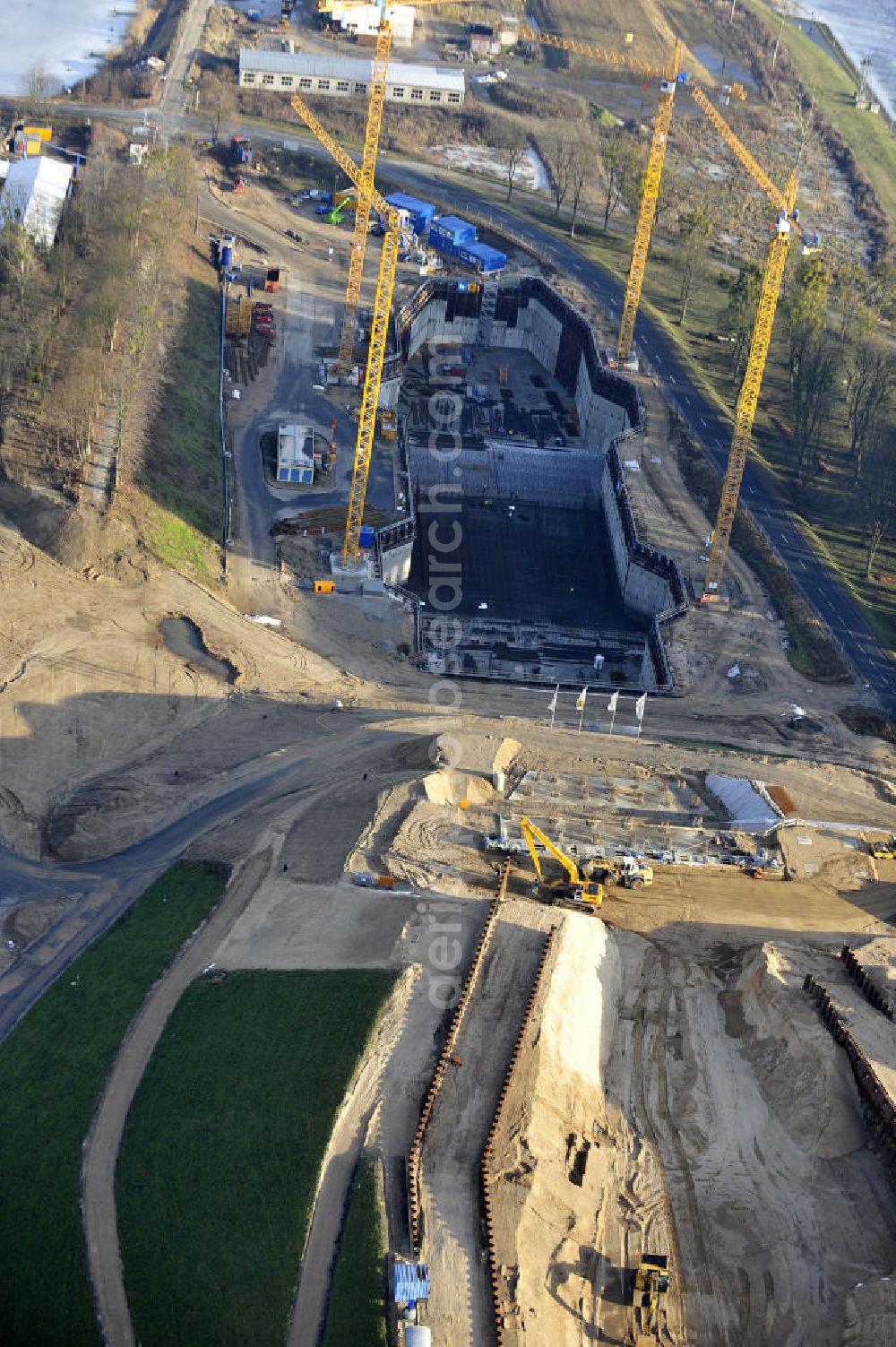 Niederfinow from the bird's eye view: Blick auf die Baustelle des Neubaus des Schiffshebewerkes Niederfinow Nord durch die DSD Brückenbau GmbH, die Johann Bunte Bauunternehmung GmbH & Co. KG , Bilfinger Berger Ingenieurbau GmbH und die Siemag GmbH. Look at the new building of the boat lift Niederfinow North Bridge. The new building needed because the old boat lift of 1934 has now reached the end of its life. To maintain the function of the Havel-Oder waterway, it must therefore be replaced by a new building on schedule.