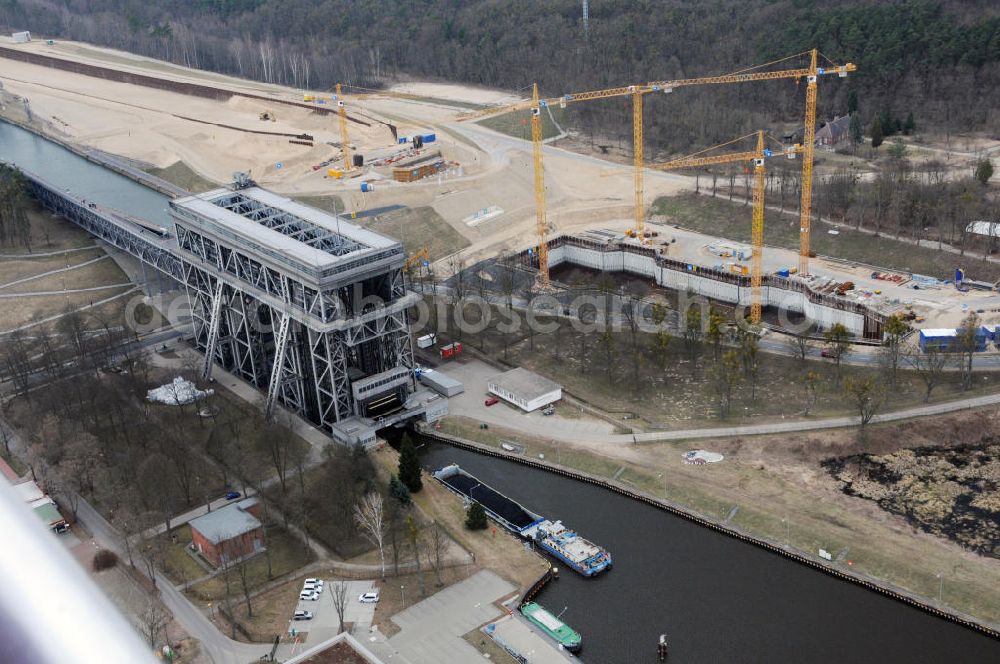 Aerial photograph Niederfinow - Blick auf die Baustelle des Neubaus des Schiffshebewerkes Niederfinow Nord durch die DSD Brückenbau GmbH, die Johann Bunte Bauunternehmung GmbH & Co. KG , Bilfinger Berger Ingenieurbau GmbH und die Siemag GmbH. Look at the new building of the boat lift Niederfinow North Bridge. The new building needed because the old boat lift of 1934 has now reached the end of its life. To maintain the function of the Havel-Oder waterway, it must therefore be replaced by a new building on schedule.