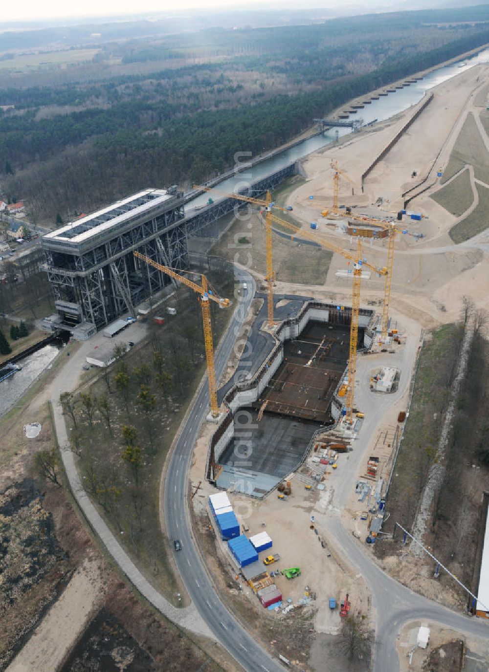 Niederfinow from above - Blick auf die Baustelle des Neubaus des Schiffshebewerkes Niederfinow Nord durch die DSD Brückenbau GmbH, die Johann Bunte Bauunternehmung GmbH & Co. KG , Bilfinger Berger Ingenieurbau GmbH und die Siemag GmbH. Look at the new building of the boat lift Niederfinow North Bridge. The new building needed because the old boat lift of 1934 has now reached the end of its life. To maintain the function of the Havel-Oder waterway, it must therefore be replaced by a new building on schedule.