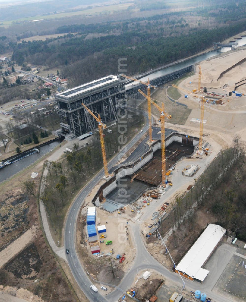 Niederfinow from the bird's eye view: Blick auf die Baustelle des Neubaus des Schiffshebewerkes Niederfinow Nord durch die DSD Brückenbau GmbH, die Johann Bunte Bauunternehmung GmbH & Co. KG , Bilfinger Berger Ingenieurbau GmbH und die Siemag GmbH. Look at the new building of the boat lift Niederfinow North Bridge. The new building needed because the old boat lift of 1934 has now reached the end of its life. To maintain the function of the Havel-Oder waterway, it must therefore be replaced by a new building on schedule.