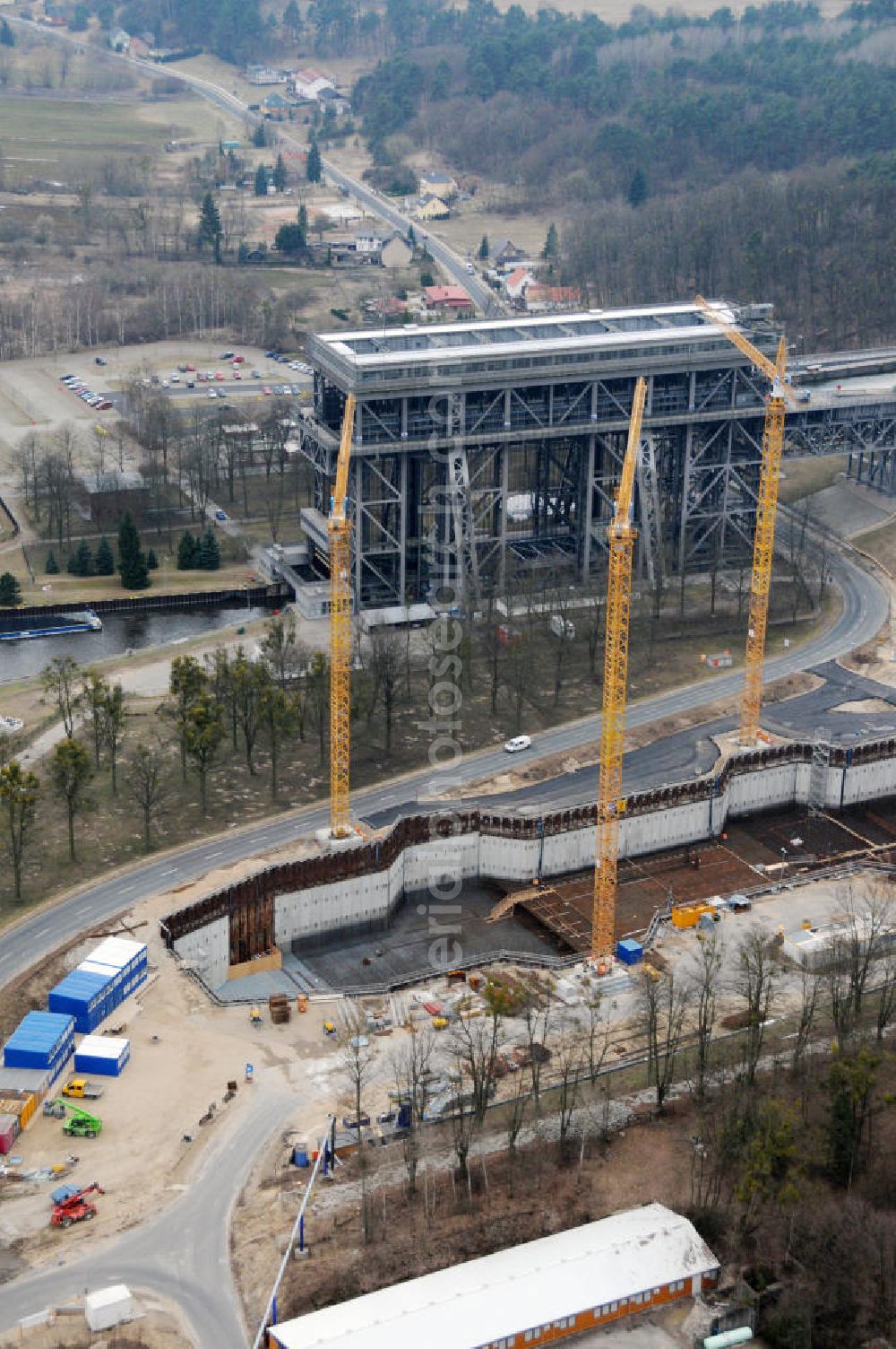 Aerial image Niederfinow - Blick auf die Baustelle des Neubaus des Schiffshebewerkes Niederfinow Nord durch die DSD Brückenbau GmbH, die Johann Bunte Bauunternehmung GmbH & Co. KG , Bilfinger Berger Ingenieurbau GmbH und die Siemag GmbH. Look at the new building of the boat lift Niederfinow North Bridge. The new building needed because the old boat lift of 1934 has now reached the end of its life. To maintain the function of the Havel-Oder waterway, it must therefore be replaced by a new building on schedule.