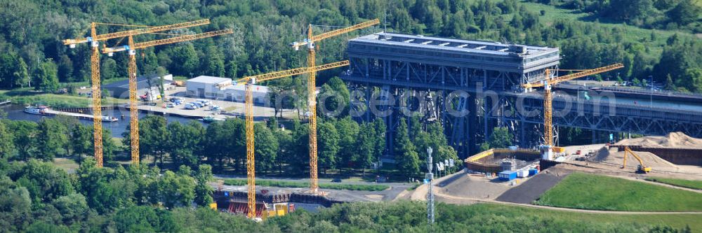 Aerial photograph Niederfinow - Blick auf die Baustelle des Neubaus des Schiffshebewerkes Niederfinow Nord durch die DSD Brückenbau GmbH, die Johann Bunte Bauunternehmung GmbH & Co. KG , Bilfinger Berger Ingenieurbau GmbH und die Siemag GmbH. Look at the new building of the boat lift Niederfinow North Bridge. The new building needed because the old boat lift of 1934 has now reached the end of its life. To maintain the function of the Havel-Oder waterway, it must therefore be replaced by a new building on schedule.