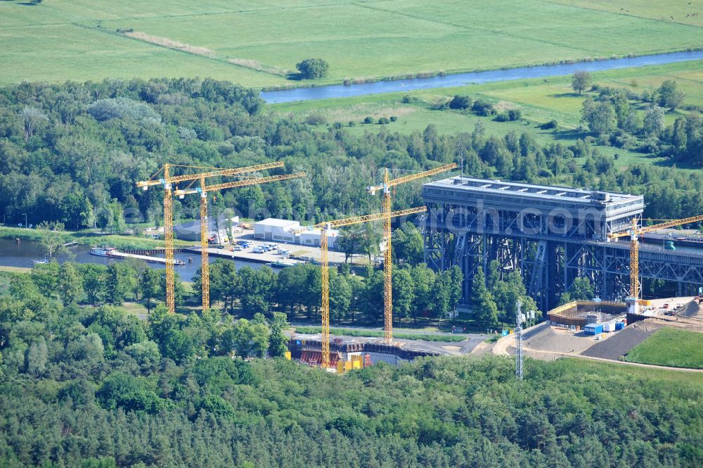 Niederfinow from above - Blick auf die Baustelle des Neubaus des Schiffshebewerkes Niederfinow Nord durch die DSD Brückenbau GmbH, die Johann Bunte Bauunternehmung GmbH & Co. KG , Bilfinger Berger Ingenieurbau GmbH und die Siemag GmbH. Look at the new building of the boat lift Niederfinow North Bridge. The new building needed because the old boat lift of 1934 has now reached the end of its life. To maintain the function of the Havel-Oder waterway, it must therefore be replaced by a new building on schedule.