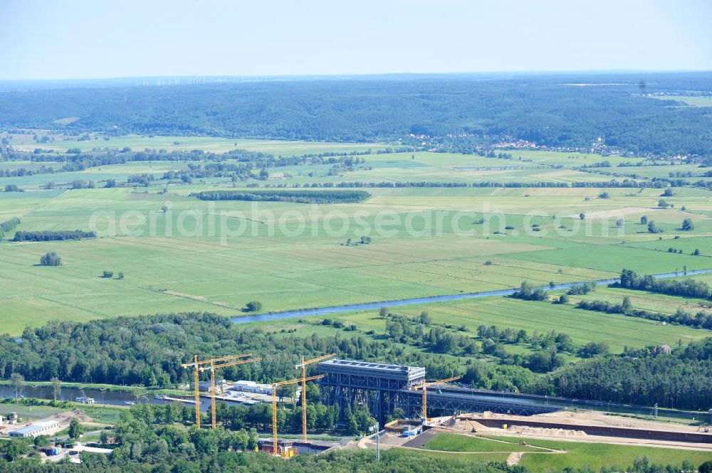 Niederfinow from the bird's eye view: Blick auf die Baustelle des Neubaus des Schiffshebewerkes Niederfinow Nord durch die DSD Brückenbau GmbH, die Johann Bunte Bauunternehmung GmbH & Co. KG , Bilfinger Berger Ingenieurbau GmbH und die Siemag GmbH. Look at the new building of the boat lift Niederfinow North Bridge. The new building needed because the old boat lift of 1934 has now reached the end of its life. To maintain the function of the Havel-Oder waterway, it must therefore be replaced by a new building on schedule.