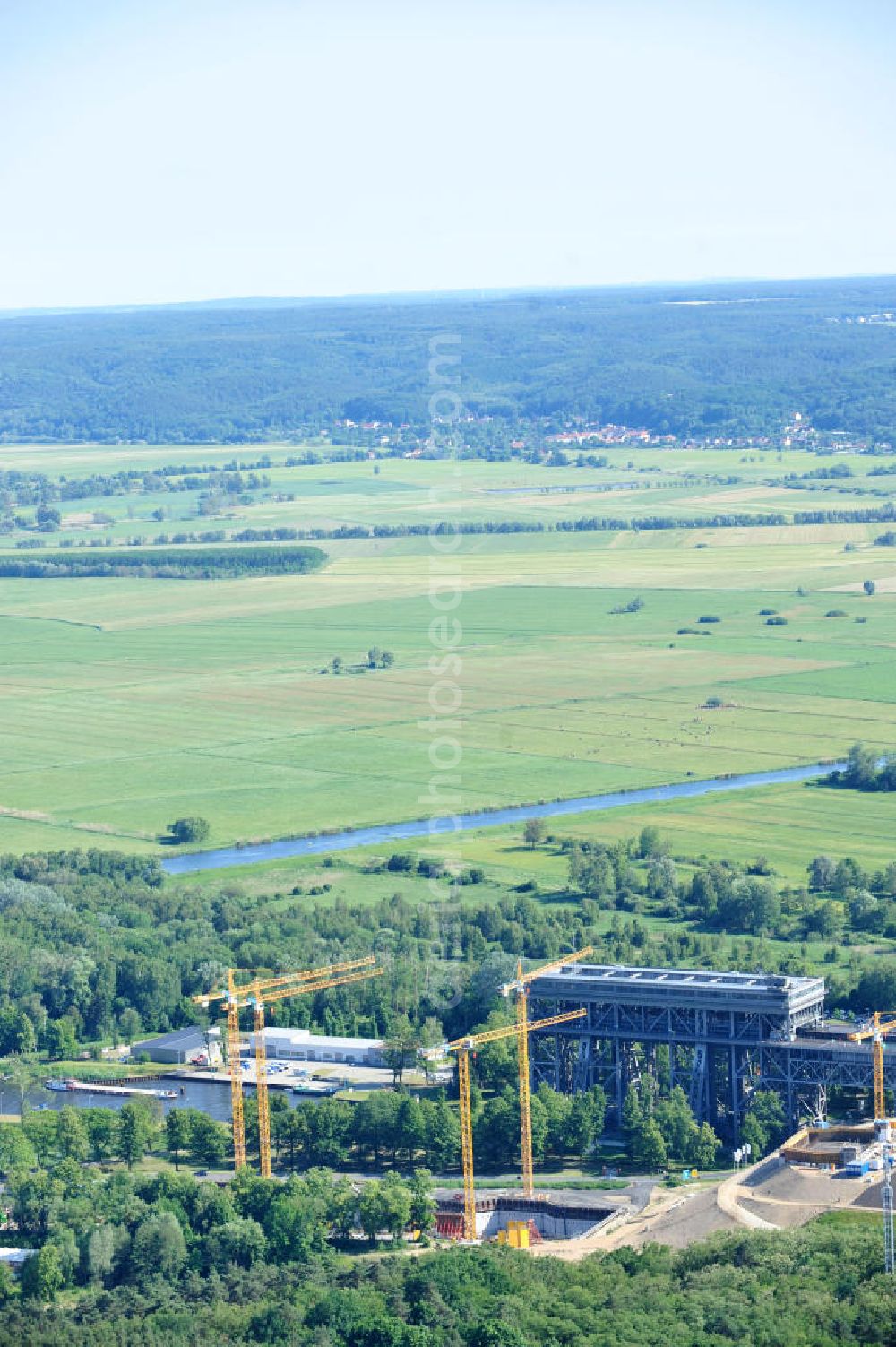 Niederfinow from the bird's eye view: Blick auf die Baustelle des Neubaus des Schiffshebewerkes Niederfinow Nord durch die DSD Brückenbau GmbH, die Johann Bunte Bauunternehmung GmbH & Co. KG , Bilfinger Berger Ingenieurbau GmbH und die Siemag GmbH. Look at the new building of the boat lift Niederfinow North Bridge. The new building needed because the old boat lift of 1934 has now reached the end of its life. To maintain the function of the Havel-Oder waterway, it must therefore be replaced by a new building on schedule.