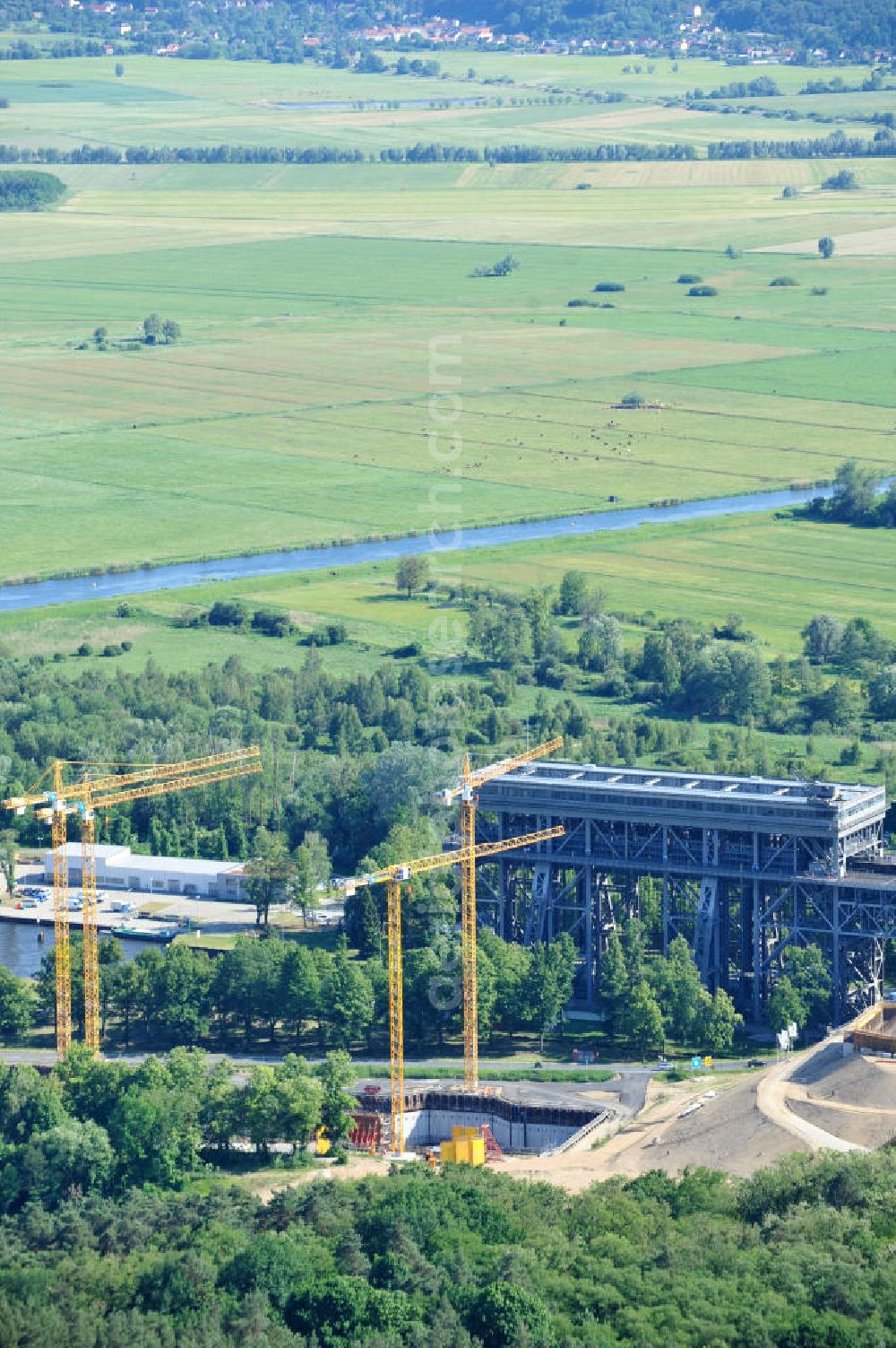 Aerial image Niederfinow - Blick auf die Baustelle des Neubaus des Schiffshebewerkes Niederfinow Nord durch die DSD Brückenbau GmbH, die Johann Bunte Bauunternehmung GmbH & Co. KG , Bilfinger Berger Ingenieurbau GmbH und die Siemag GmbH. Look at the new building of the boat lift Niederfinow North Bridge. The new building needed because the old boat lift of 1934 has now reached the end of its life. To maintain the function of the Havel-Oder waterway, it must therefore be replaced by a new building on schedule.