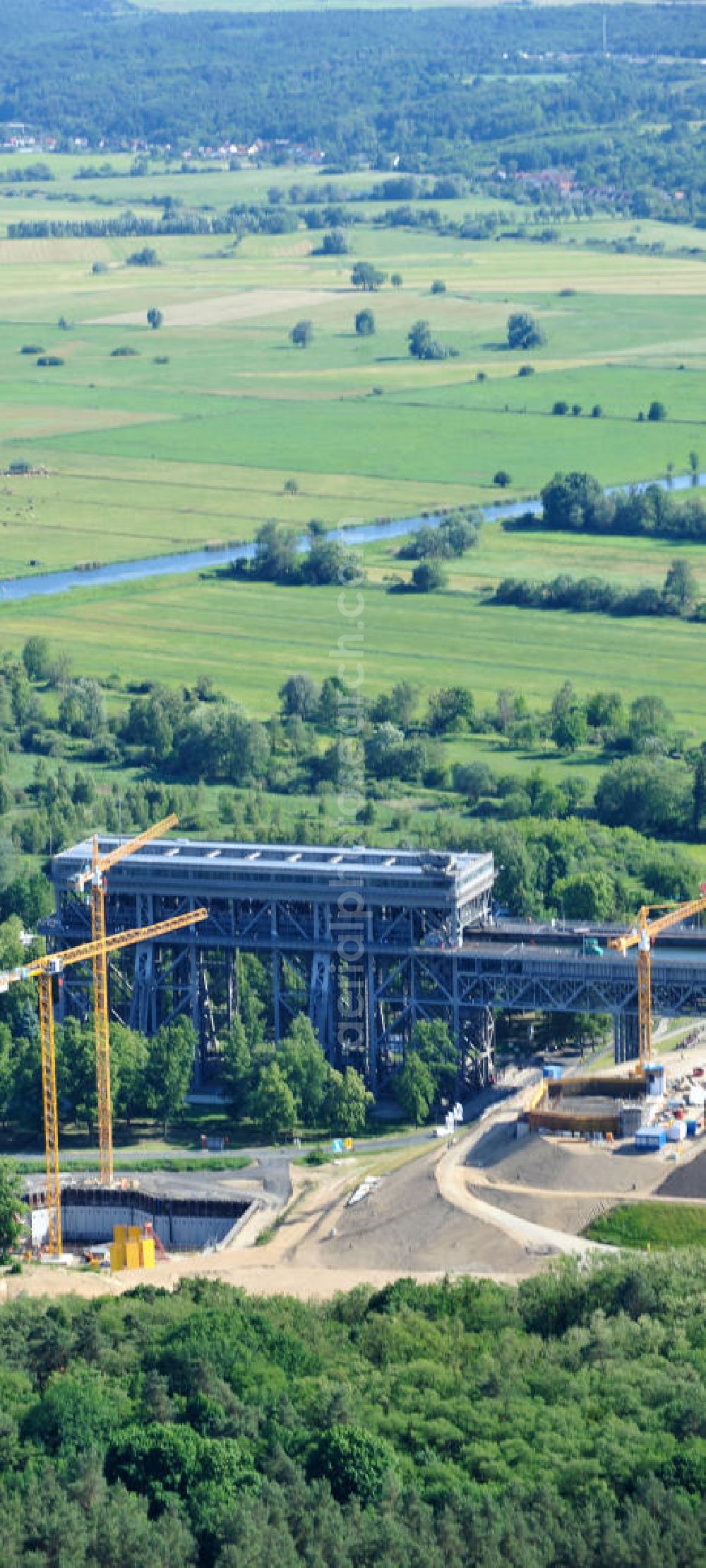 Aerial photograph Niederfinow - Blick auf die Baustelle des Neubaus des Schiffshebewerkes Niederfinow Nord durch die DSD Brückenbau GmbH, die Johann Bunte Bauunternehmung GmbH & Co. KG , Bilfinger Berger Ingenieurbau GmbH und die Siemag GmbH. Look at the new building of the boat lift Niederfinow North Bridge. The new building needed because the old boat lift of 1934 has now reached the end of its life. To maintain the function of the Havel-Oder waterway, it must therefore be replaced by a new building on schedule.