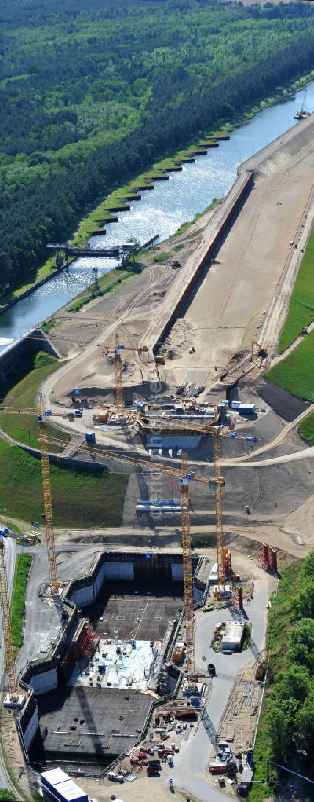 Aerial photograph Niederfinow - Blick auf die Baustelle des Neubaus des Schiffshebewerkes Niederfinow Nord durch die DSD Brückenbau GmbH, die Johann Bunte Bauunternehmung GmbH & Co. KG , Bilfinger Berger Ingenieurbau GmbH und die Siemag GmbH. Look at the new building of the boat lift Niederfinow North Bridge. The new building needed because the old boat lift of 1934 has now reached the end of its life. To maintain the function of the Havel-Oder waterway, it must therefore be replaced by a new building on schedule.