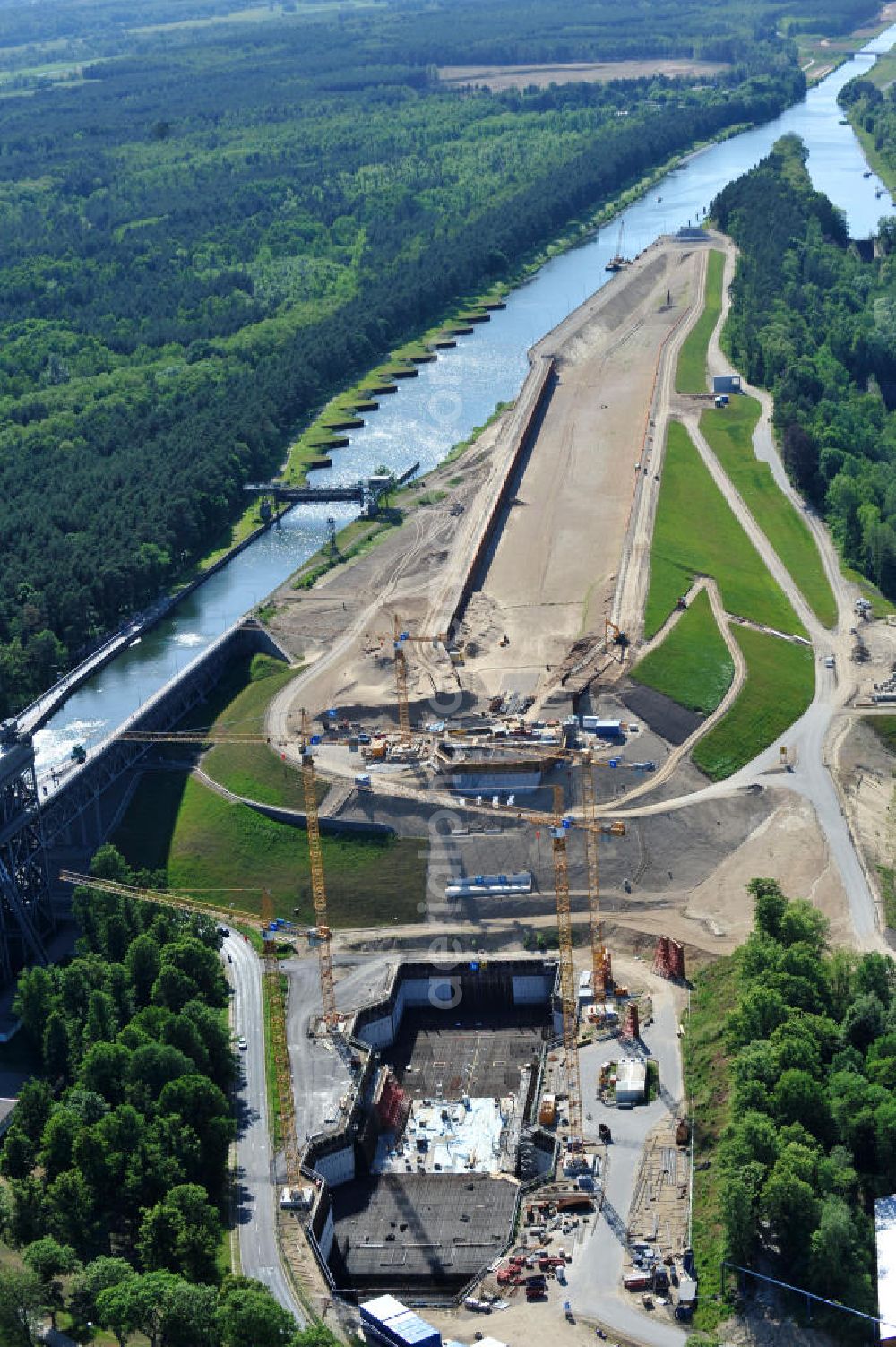 Niederfinow from above - Blick auf die Baustelle des Neubaus des Schiffshebewerkes Niederfinow Nord durch die DSD Brückenbau GmbH, die Johann Bunte Bauunternehmung GmbH & Co. KG , Bilfinger Berger Ingenieurbau GmbH und die Siemag GmbH. Look at the new building of the boat lift Niederfinow North Bridge. The new building needed because the old boat lift of 1934 has now reached the end of its life. To maintain the function of the Havel-Oder waterway, it must therefore be replaced by a new building on schedule.