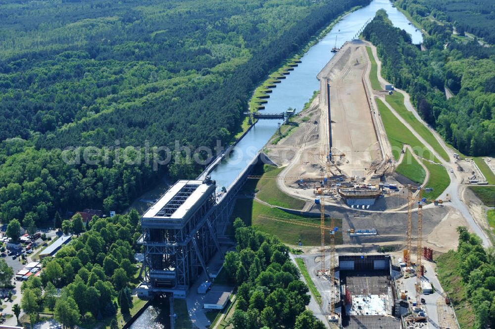 Niederfinow from the bird's eye view: Blick auf die Baustelle des Neubaus des Schiffshebewerkes Niederfinow Nord durch die DSD Brückenbau GmbH, die Johann Bunte Bauunternehmung GmbH & Co. KG , Bilfinger Berger Ingenieurbau GmbH und die Siemag GmbH. Look at the new building of the boat lift Niederfinow North Bridge. The new building needed because the old boat lift of 1934 has now reached the end of its life. To maintain the function of the Havel-Oder waterway, it must therefore be replaced by a new building on schedule.