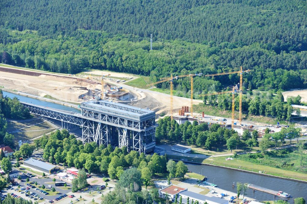 Aerial image Niederfinow - Blick auf die Baustelle des Neubaus des Schiffshebewerkes Niederfinow Nord durch die DSD Brückenbau GmbH, die Johann Bunte Bauunternehmung GmbH & Co. KG , Bilfinger Berger Ingenieurbau GmbH und die Siemag GmbH. Look at the new building of the boat lift Niederfinow North Bridge. The new building needed because the old boat lift of 1934 has now reached the end of its life. To maintain the function of the Havel-Oder waterway, it must therefore be replaced by a new building on schedule.