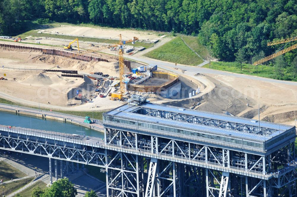 Aerial photograph Niederfinow - Blick auf die Baustelle des Neubaus des Schiffshebewerkes Niederfinow Nord durch die DSD Brückenbau GmbH, die Johann Bunte Bauunternehmung GmbH & Co. KG , Bilfinger Berger Ingenieurbau GmbH und die Siemag GmbH. Look at the new building of the boat lift Niederfinow North Bridge. The new building needed because the old boat lift of 1934 has now reached the end of its life. To maintain the function of the Havel-Oder waterway, it must therefore be replaced by a new building on schedule.