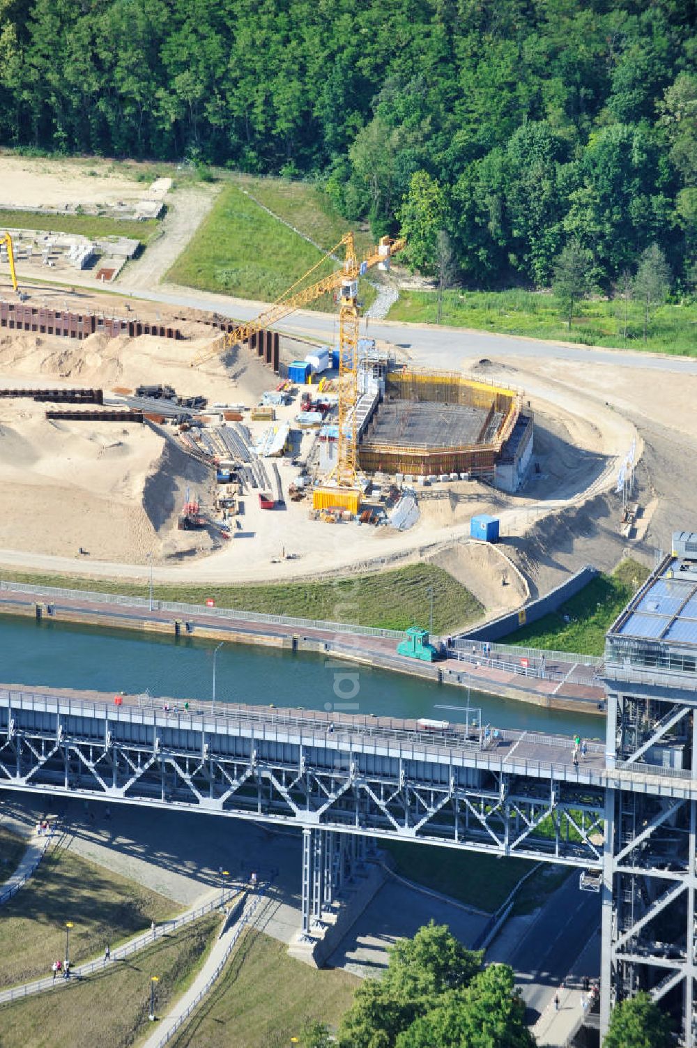 Niederfinow from above - Blick auf die Baustelle des Neubaus des Schiffshebewerkes Niederfinow Nord durch die DSD Brückenbau GmbH, die Johann Bunte Bauunternehmung GmbH & Co. KG , Bilfinger Berger Ingenieurbau GmbH und die Siemag GmbH. Look at the new building of the boat lift Niederfinow North Bridge. The new building needed because the old boat lift of 1934 has now reached the end of its life. To maintain the function of the Havel-Oder waterway, it must therefore be replaced by a new building on schedule.