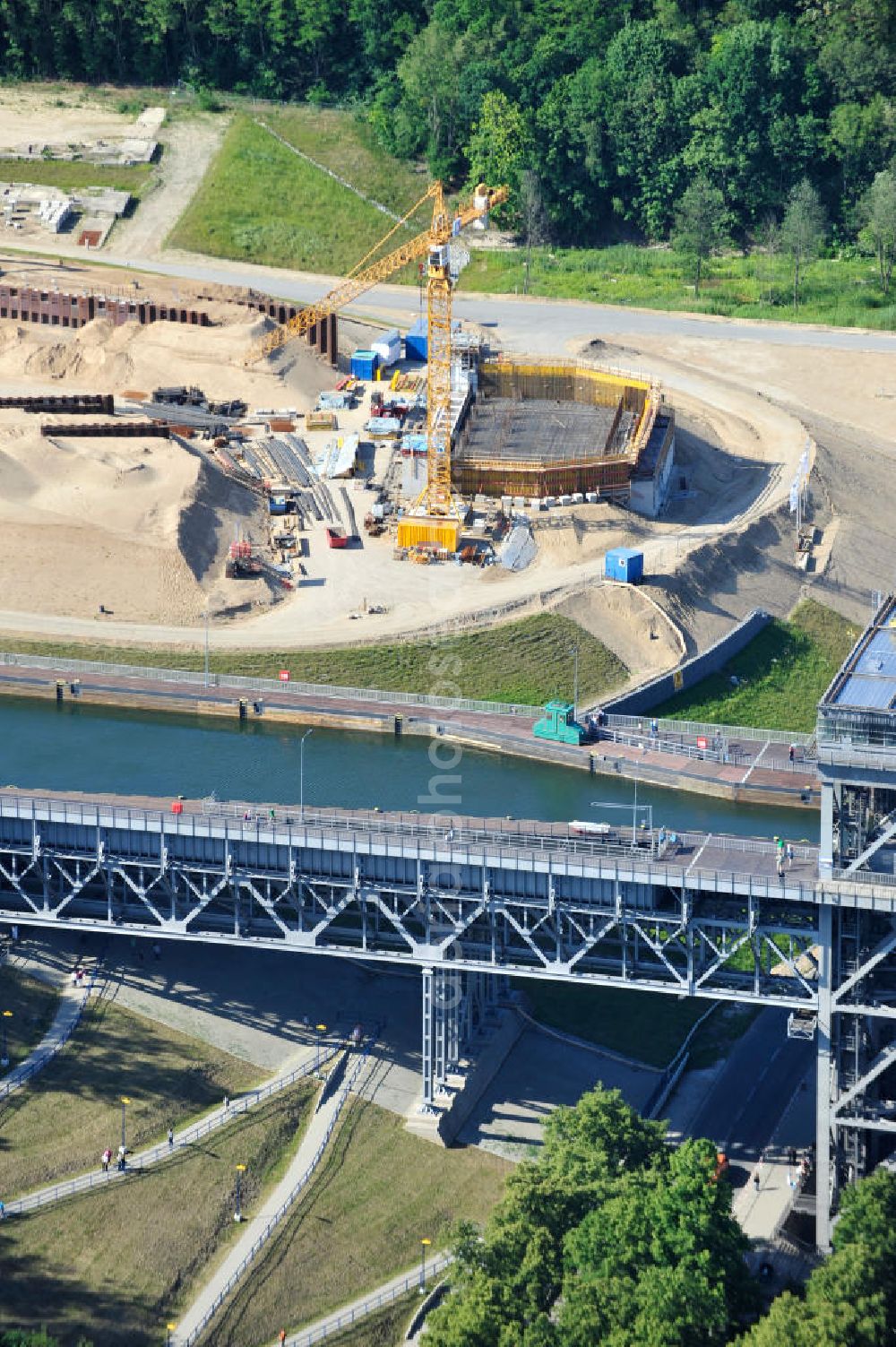 Niederfinow from the bird's eye view: Blick auf die Baustelle des Neubaus des Schiffshebewerkes Niederfinow Nord durch die DSD Brückenbau GmbH, die Johann Bunte Bauunternehmung GmbH & Co. KG , Bilfinger Berger Ingenieurbau GmbH und die Siemag GmbH. Look at the new building of the boat lift Niederfinow North Bridge. The new building needed because the old boat lift of 1934 has now reached the end of its life. To maintain the function of the Havel-Oder waterway, it must therefore be replaced by a new building on schedule.