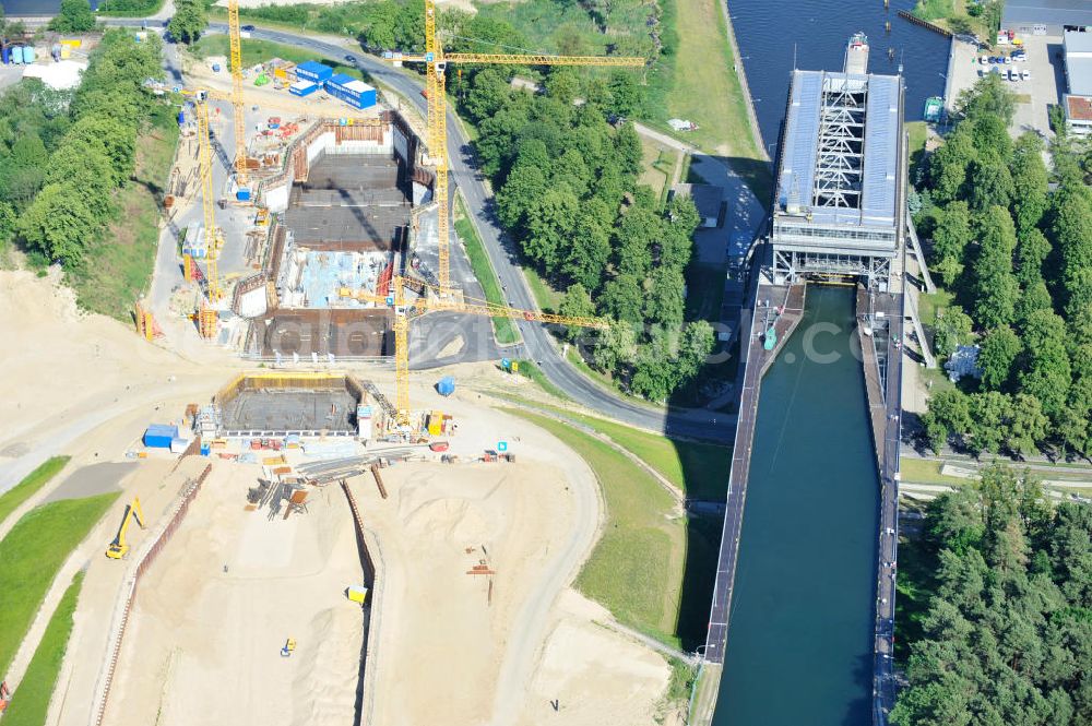 Aerial photograph Niederfinow - Blick auf die Baustelle des Neubaus des Schiffshebewerkes Niederfinow Nord durch die DSD Brückenbau GmbH, die Johann Bunte Bauunternehmung GmbH & Co. KG , Bilfinger Berger Ingenieurbau GmbH und die Siemag GmbH. Look at the new building of the boat lift Niederfinow North Bridge. The new building needed because the old boat lift of 1934 has now reached the end of its life. To maintain the function of the Havel-Oder waterway, it must therefore be replaced by a new building on schedule.