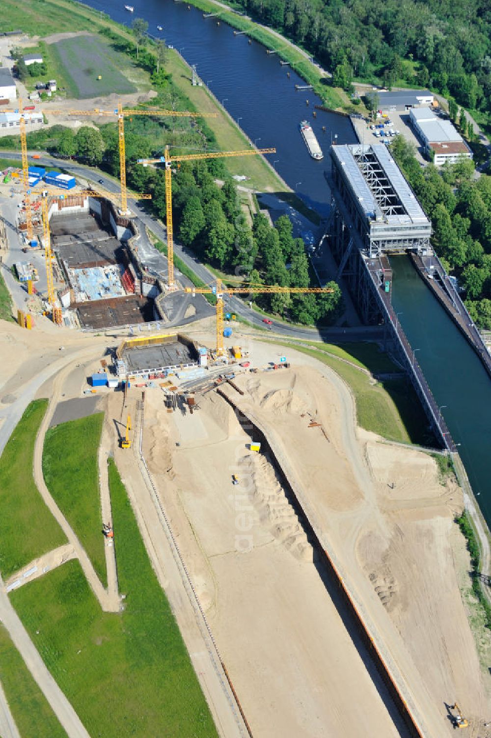 Niederfinow from above - Blick auf die Baustelle des Neubaus des Schiffshebewerkes Niederfinow Nord durch die DSD Brückenbau GmbH, die Johann Bunte Bauunternehmung GmbH & Co. KG , Bilfinger Berger Ingenieurbau GmbH und die Siemag GmbH. Look at the new building of the boat lift Niederfinow North Bridge. The new building needed because the old boat lift of 1934 has now reached the end of its life. To maintain the function of the Havel-Oder waterway, it must therefore be replaced by a new building on schedule.