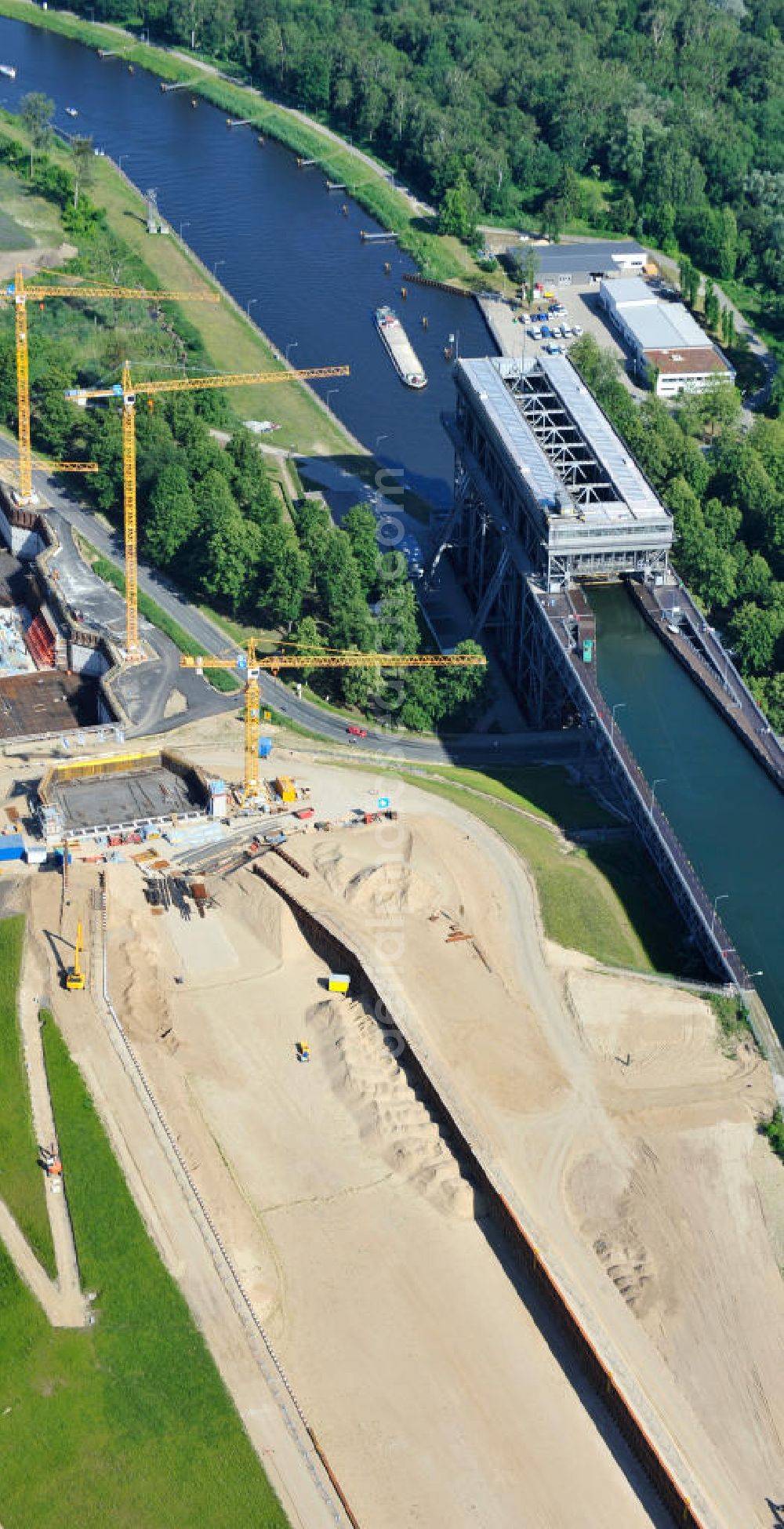 Niederfinow from the bird's eye view: Blick auf die Baustelle des Neubaus des Schiffshebewerkes Niederfinow Nord durch die DSD Brückenbau GmbH, die Johann Bunte Bauunternehmung GmbH & Co. KG , Bilfinger Berger Ingenieurbau GmbH und die Siemag GmbH. Look at the new building of the boat lift Niederfinow North Bridge. The new building needed because the old boat lift of 1934 has now reached the end of its life. To maintain the function of the Havel-Oder waterway, it must therefore be replaced by a new building on schedule.